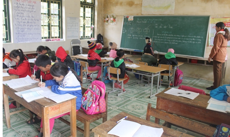  Do thiếu trường, thiếu lớp, thiếu giáo viên nên sĩ số quá đông học sinh trong một lớp học (ảnh tư liệu, nguồn: Tạp chí điện tử Giáo dục Việt Nam)