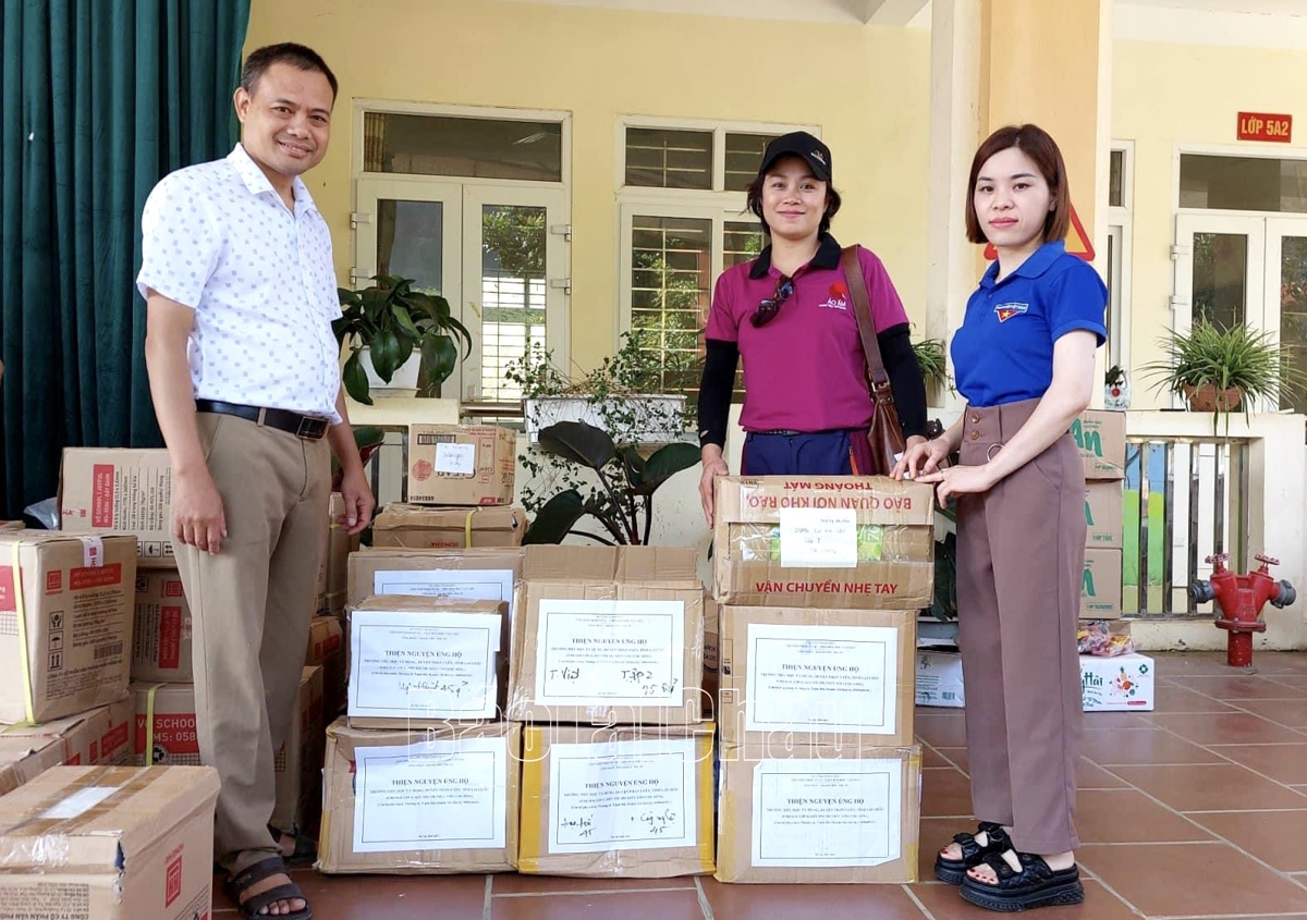tặng sách giáo khoa
