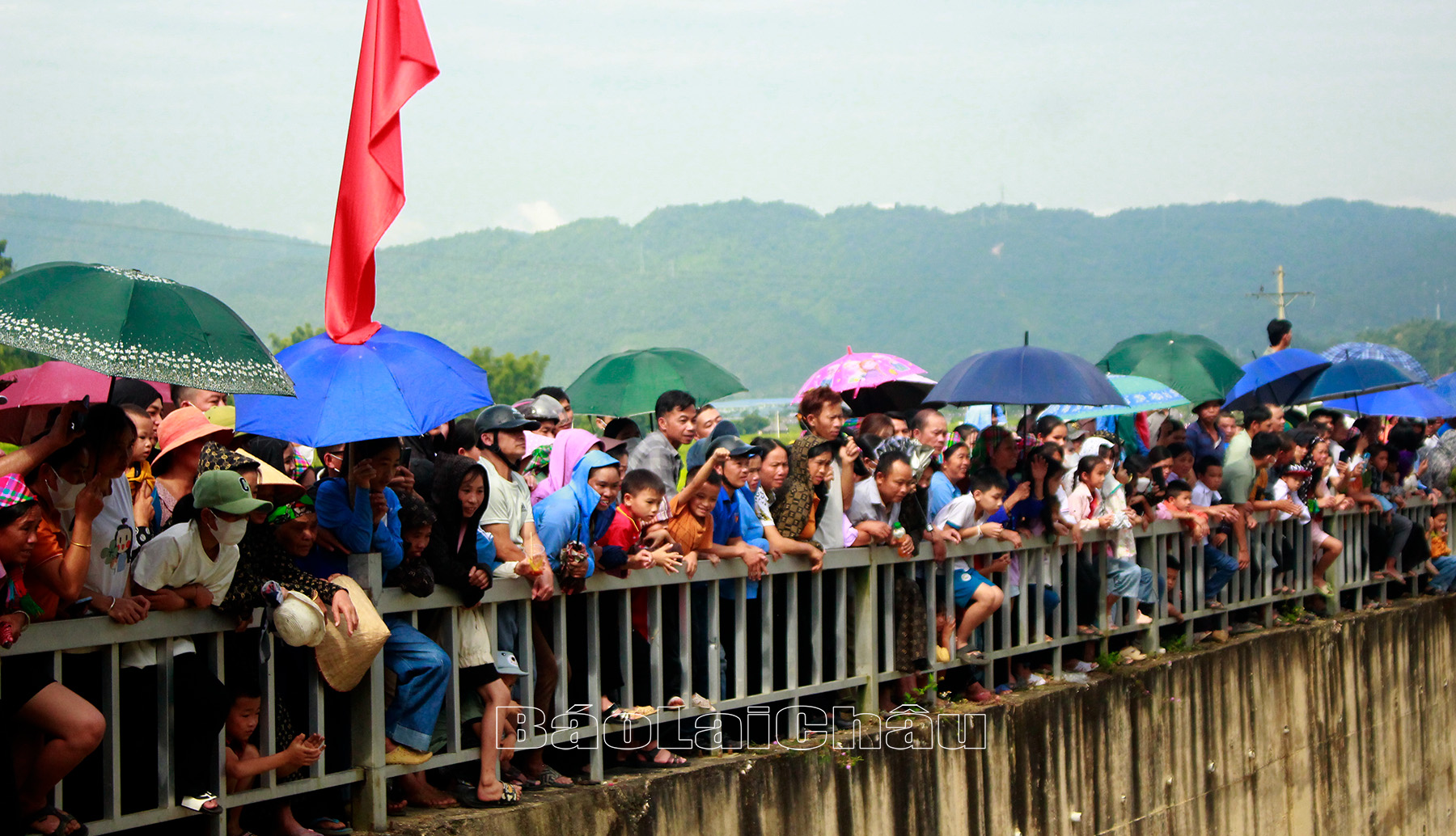 Đông đảo Nhân dân và du khách hào hứng xem phần thi của các tay đua.