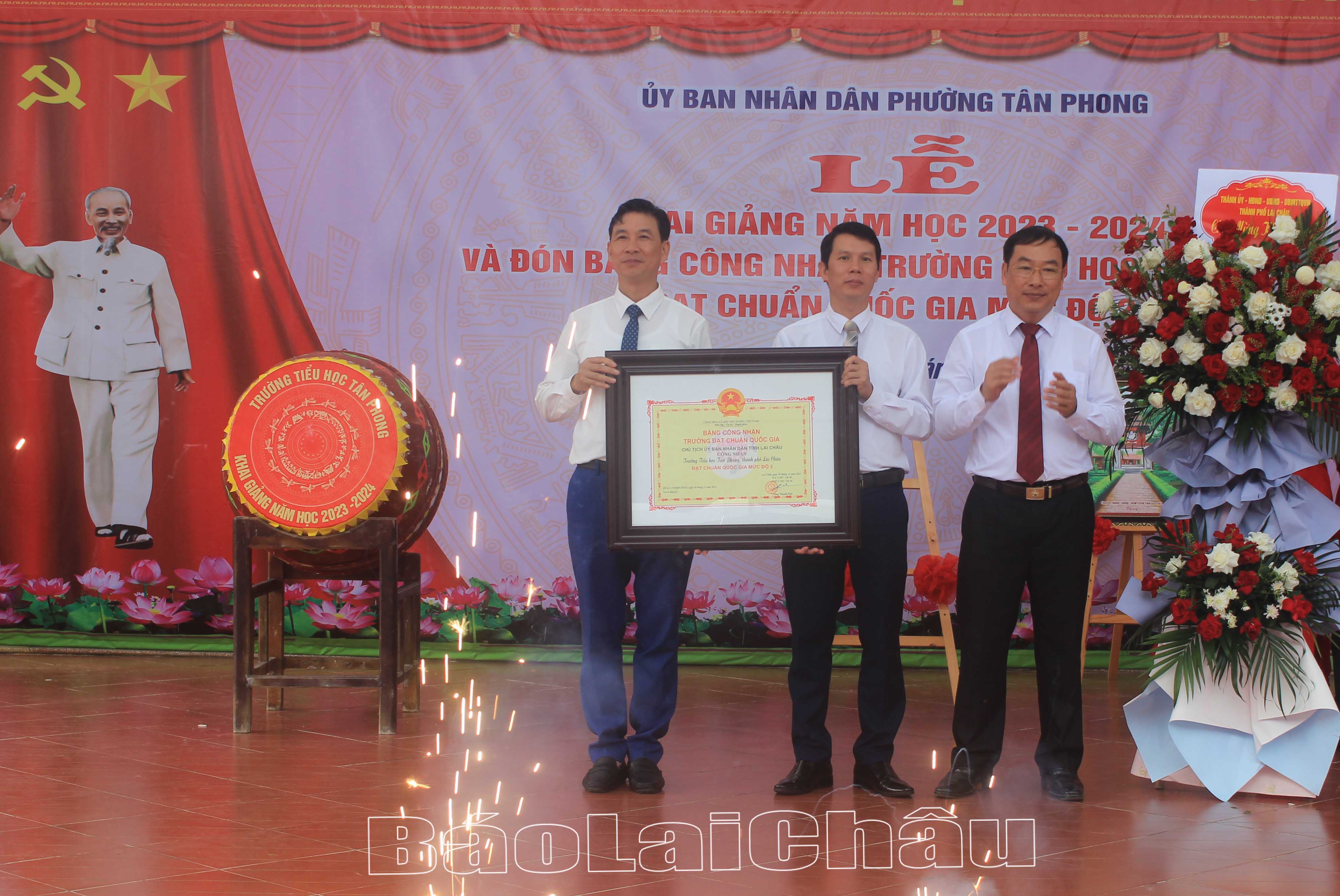 Đồng chí Tống Thanh Bình - Ủy viên Ban Thường vụ Tỉnh ủy, Bí thư Thành ủy Lai Châu trao Bằng công nhận Trường Tiểu học đạt chuẩn Quốc gia mức độ 2 cho Trường Tiểu học Tân Phong (thành phố Lai Châu).