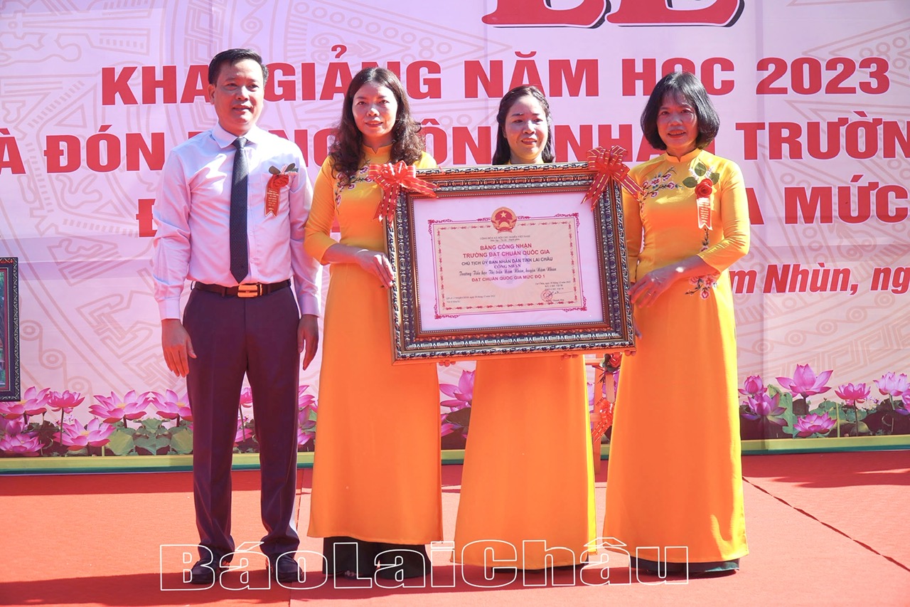 Đồng chí Lê Đức Dục - Ủy viên Ban Thường vụ , Trưởng Ban Tuyên giáo Tỉnh ủy trao Bằng công nhận Trường tiểu học thị trấn Nậm Nhùn đạt chuẩn quốc gia mức độ 1.