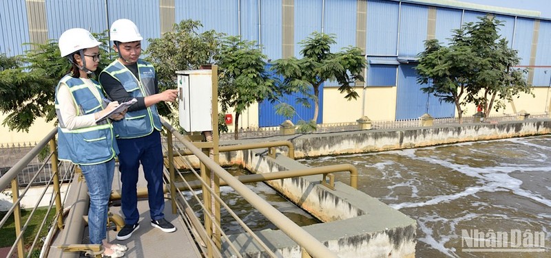 Kỹ sư vận hành Nhà máy xử lý nước thải tập trung, khu công nghiệp Nam Cầu Kiền, Hải Phòng. (Ảnh: AN KHÁNH)