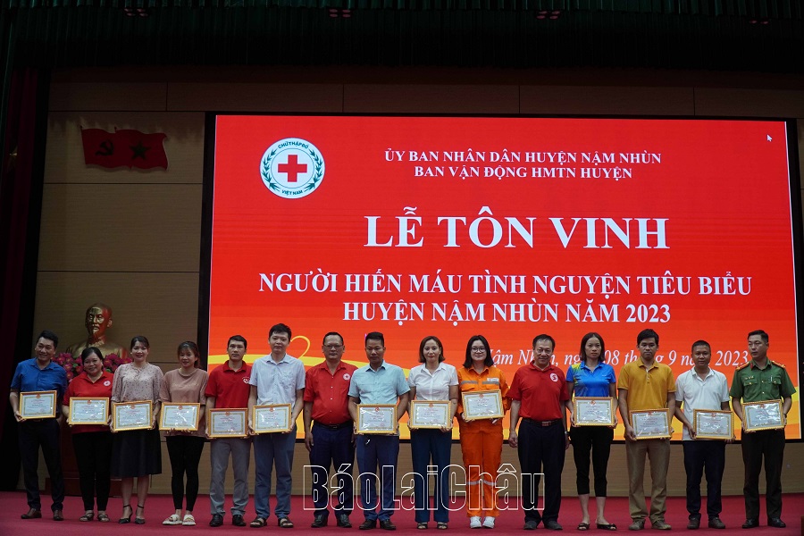 UBND huyện Nậm Nhùn tổ chức tôn vinh, tặng Giấy khen cho các cá nhân có thành tích xuất sắc trong phong trào HMTN.