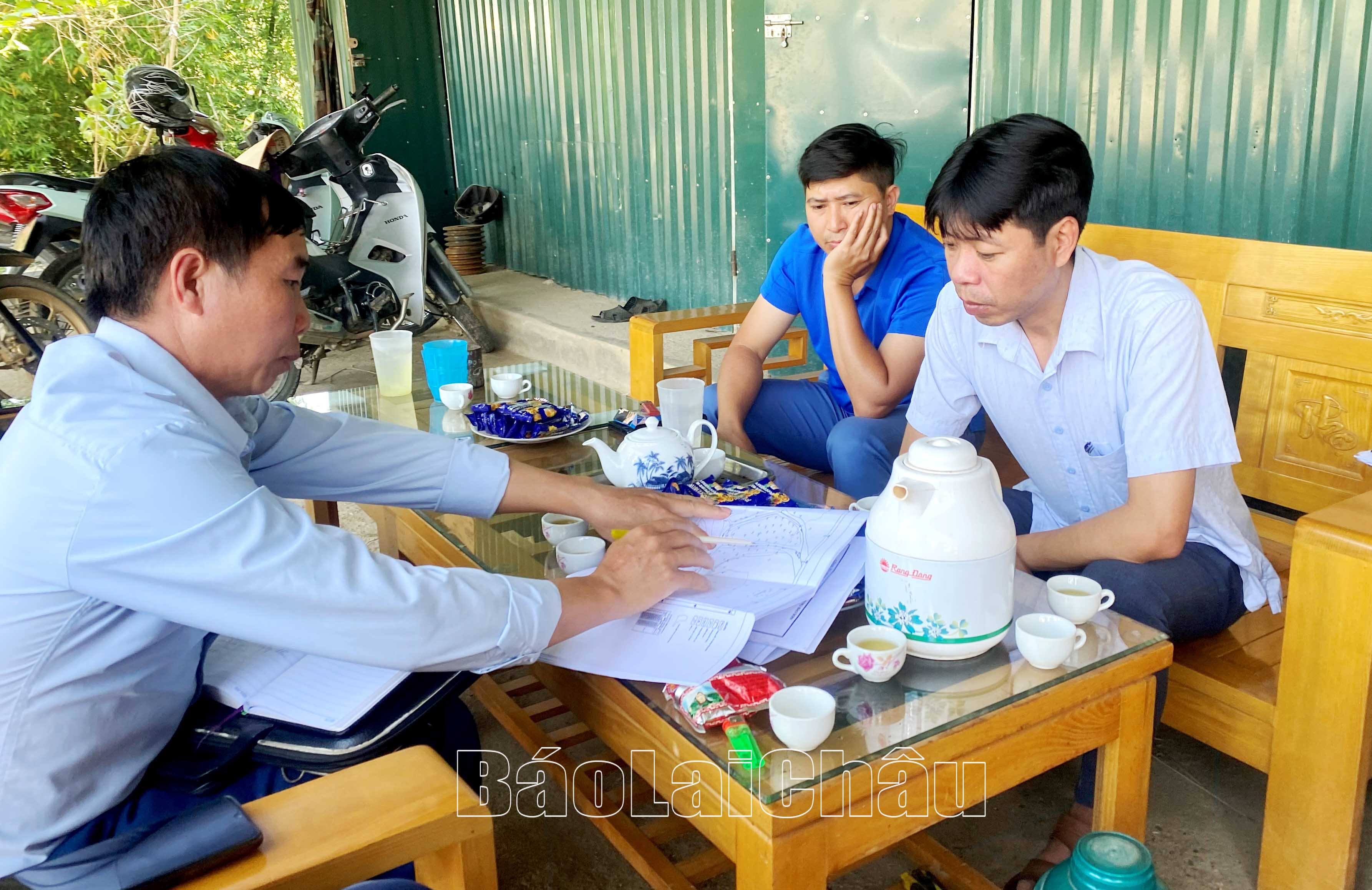 Hoàng Văn Sỹ (bên trái ảnh) – Phó Chủ tịch HĐND xã Mường Khoa làm việc với cơ quan chuyên môn huyện và đơn vị doanh nghiệp để giải quyết ý kiến của cử tri. 