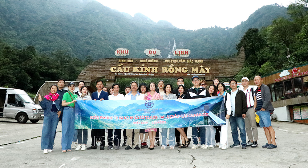 Đoàn Famtrip Hà Nội chụp ảnh lưu niệm tại Khu du lịch Cầu kính Rồng Mây (huyện Tam Đường).