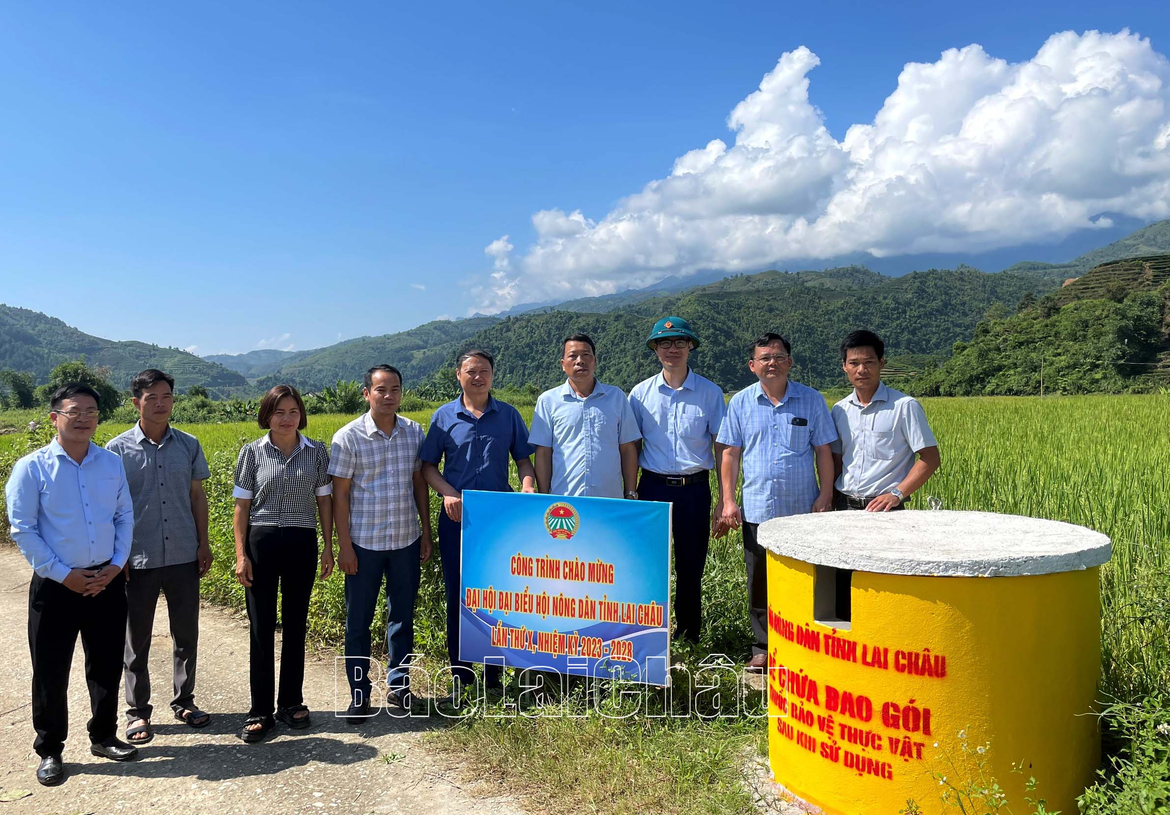  Lãnh đạo Hội Nông dân tỉnh, UBND huyện Tam Đường cùng các đại biểu tham quan thực tế  bể chứa vỏ bao gói thuốc bảo vệ thực vật sau sử dụng tại xã Bản Bo