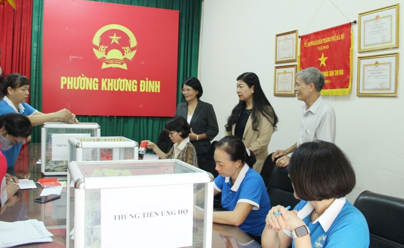 Chủ tịch Ủy ban MTTQ Việt Nam thành phố Hà Nội Nguyễn Lan Hương và Đoàn công tác kiểm tra công tác tiếp nhận ủng hộ tại phường Khương Đình.
