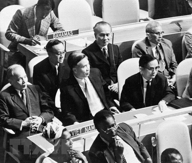 Ngày 20/9/1977, tại khóa họp thứ 32, Đại hội đồng LHQ thông qua Nghị quyết công nhận Việt Nam là thành viên của LHQ. (Ảnh: TTXVN) 
