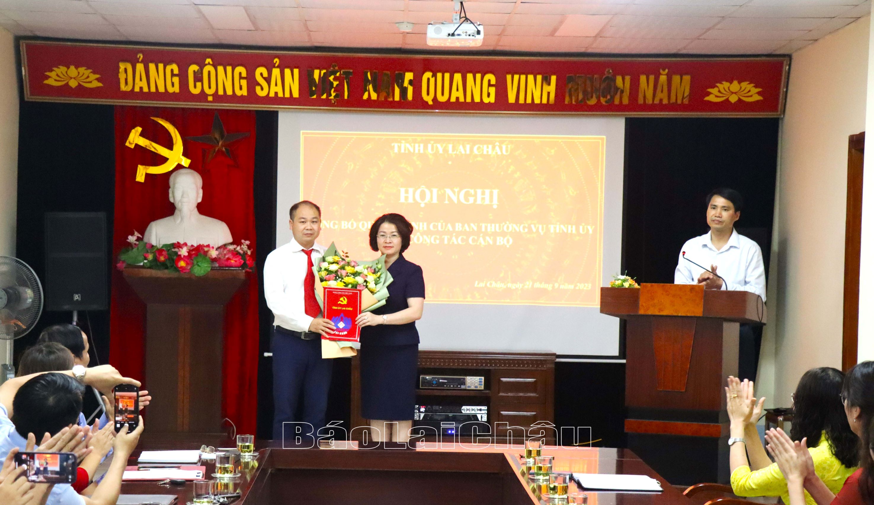 Đồng chí Lê Thị Hường, Uỷ viên Ban Thường vụ Tỉnh ủy, Trưởng Ban Tổ chức Tỉnh ủy trao quyết định của Tỉnh ủy Lai Châu cho đồng chí Dư Khánh Kiên