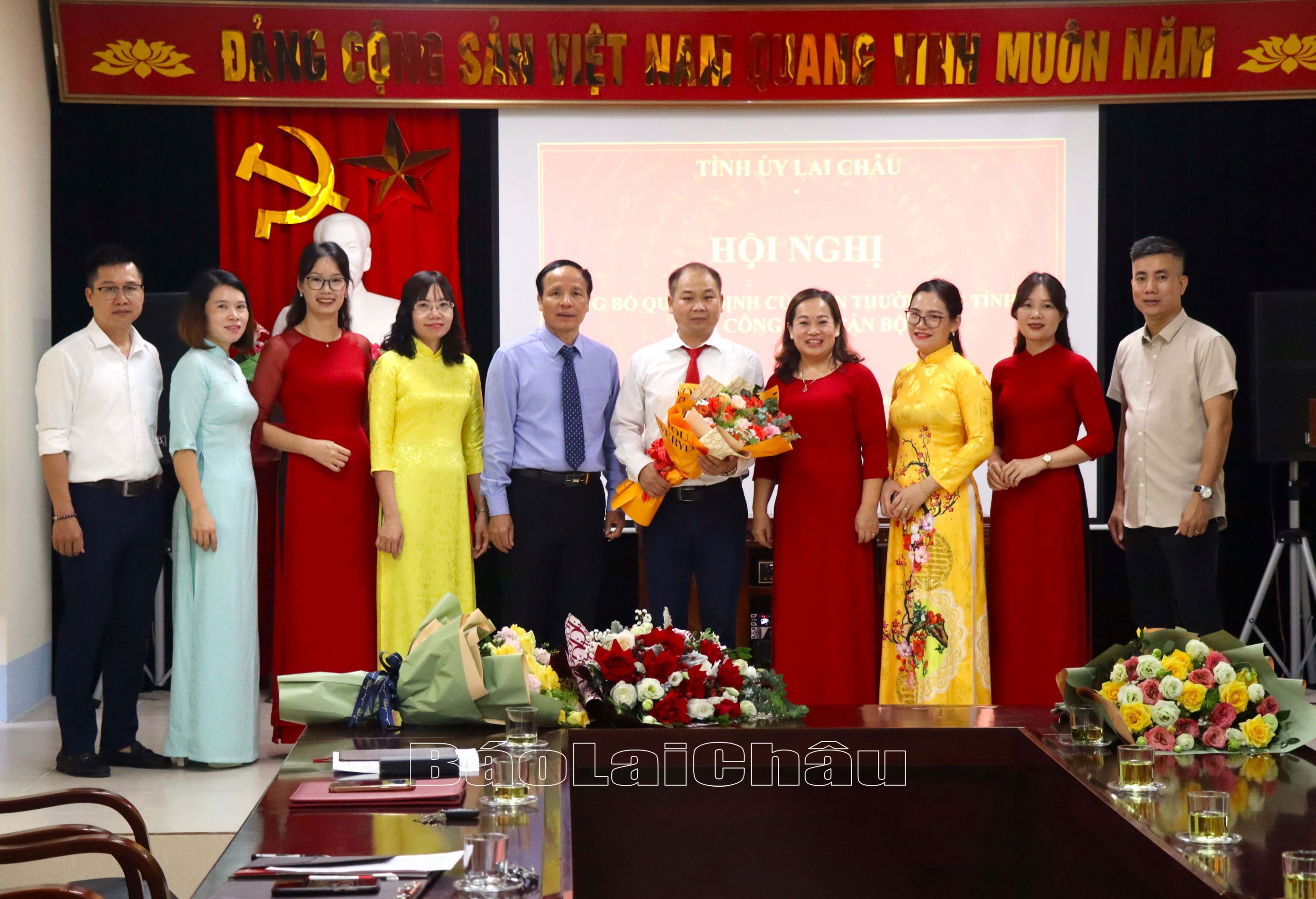Tập thể lãnh đạo Báo Lai Châu tặng hoa chức mừng tân Phó Tổng Biên tập
