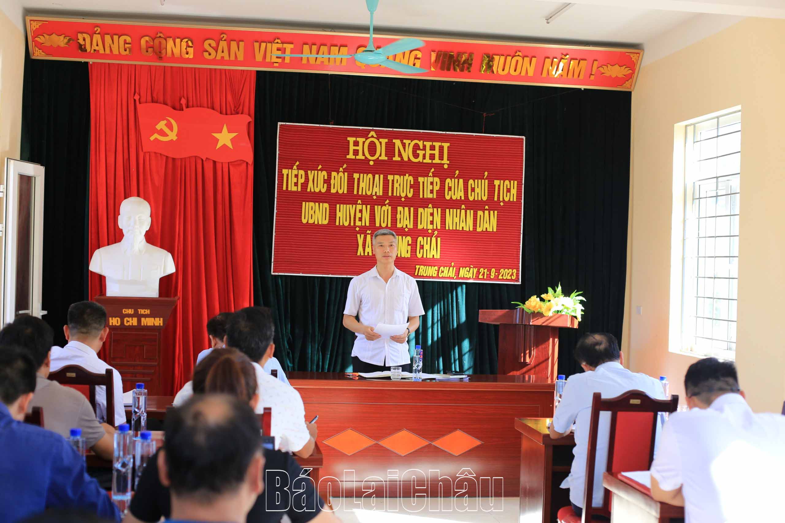 Đông chí Hà Văn Sơn đối thoại với người dân xã Trung Chải.