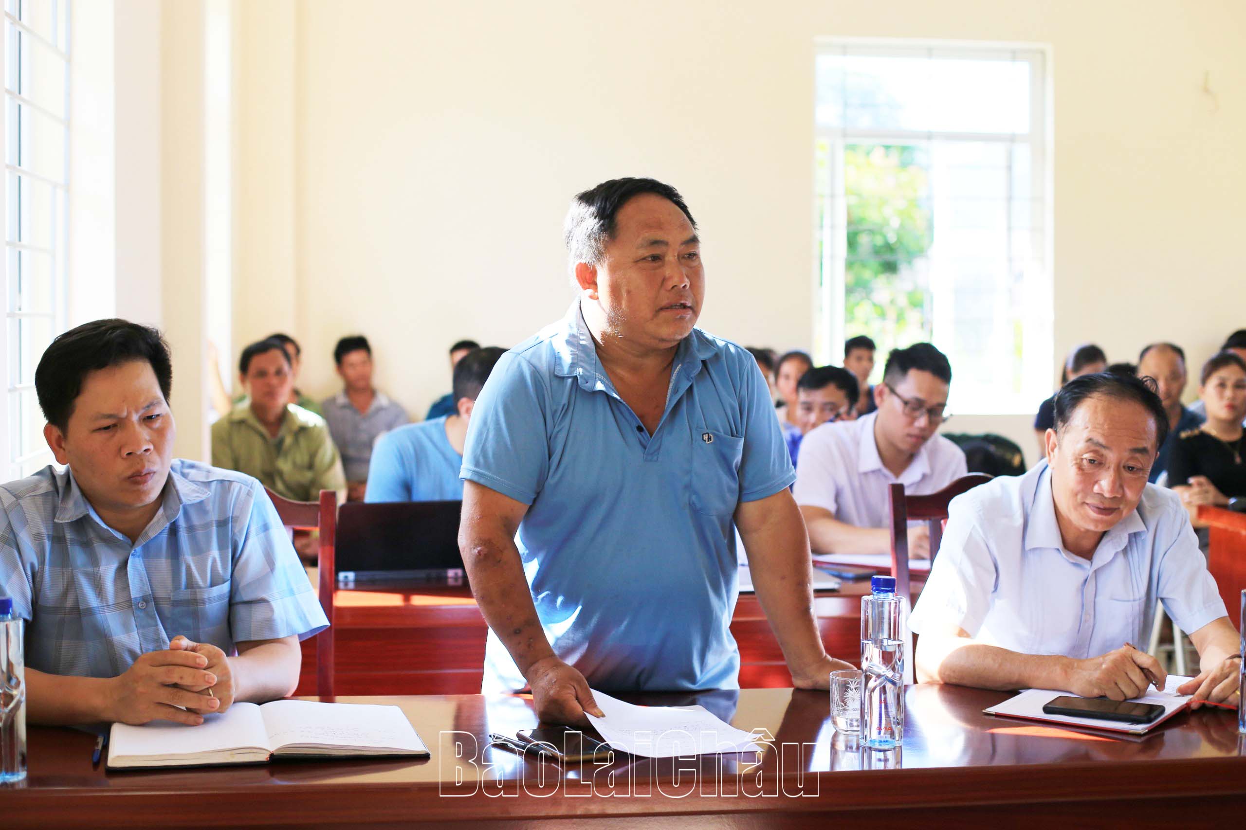 Ông Lý A Nhè, người dân bản Trung Chải, xã Trung Chải phát biểu trong buổi đối thoại với đồng chí chủ tịch UBND huyện Nậm Nhùn.