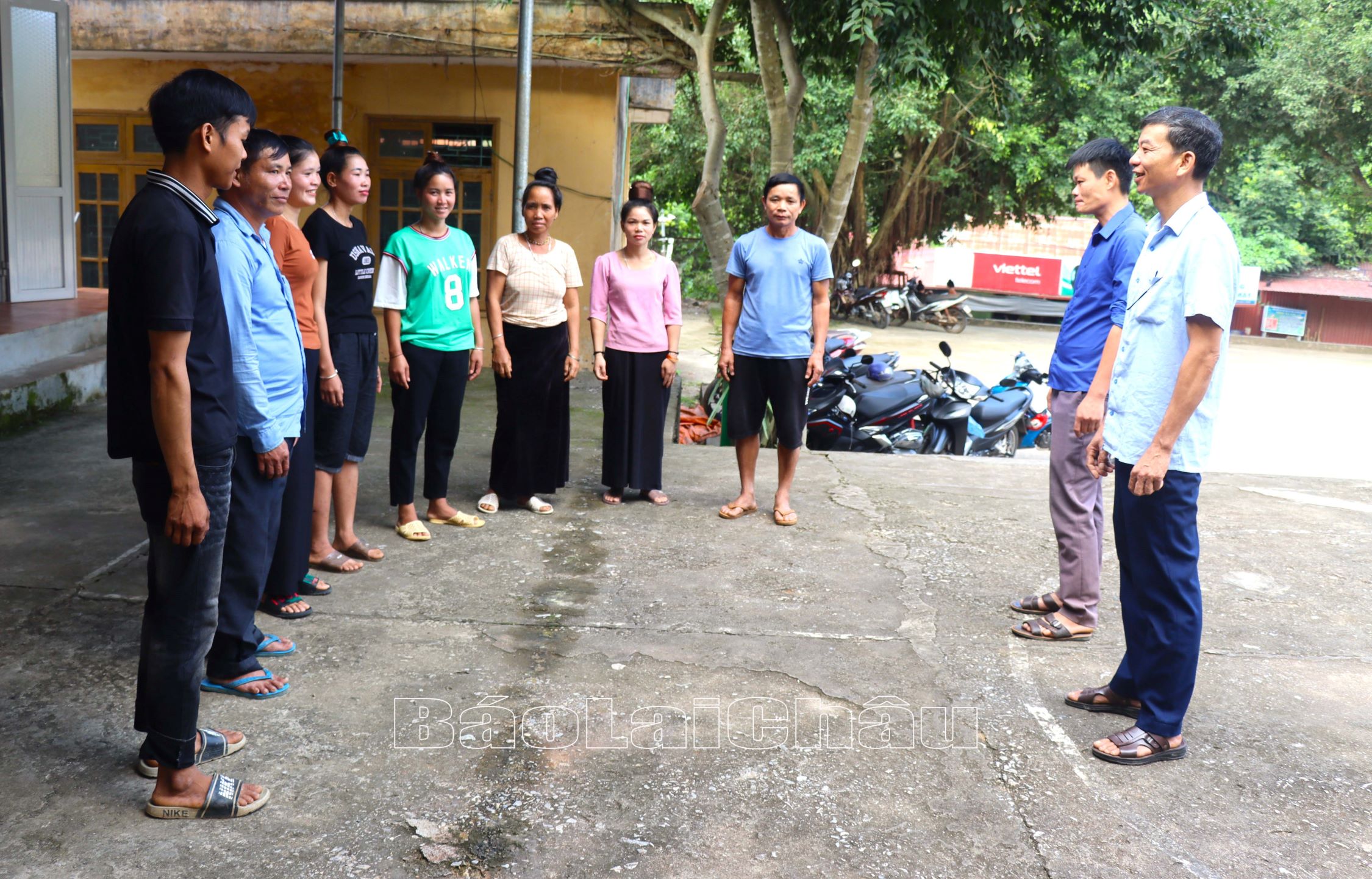 Cán bộ trong xã tuyên truyền việc học tập và làm theo Bác tới nhân dân.