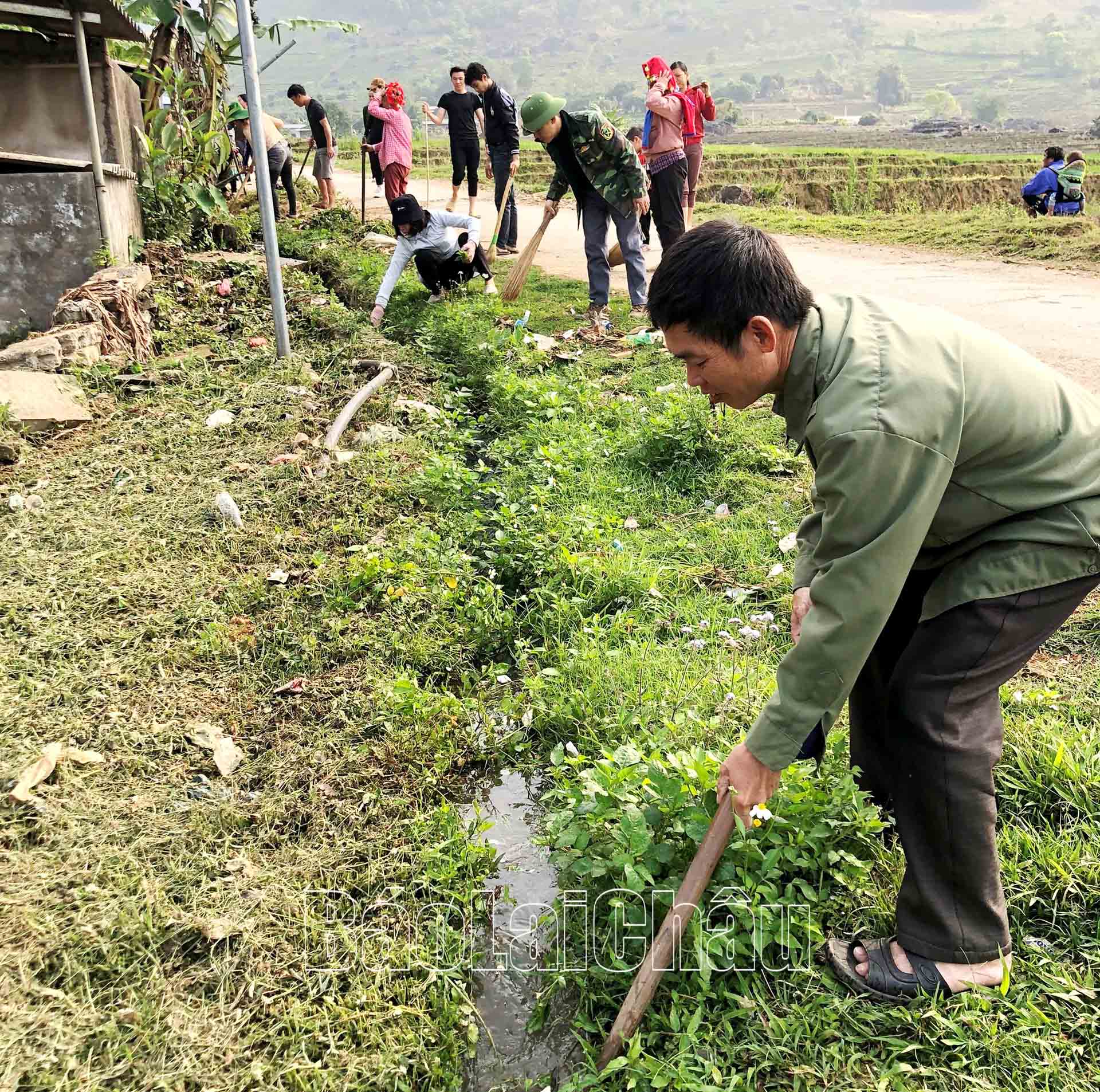 Người dân bản Hòa Hợp (thị trấn Tân Uyên) vệ sinh đường bản, khơi thông cống rãnh đã góp phần giảm ô nhiễm môi trường.