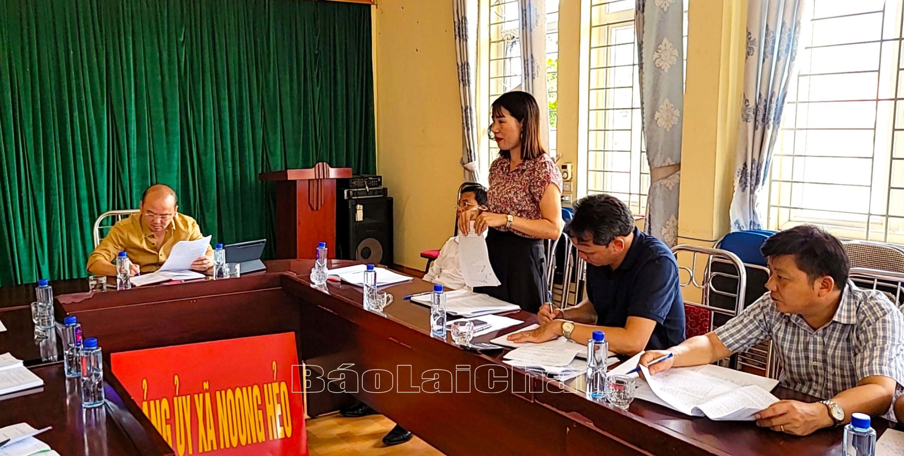 đồng chí Lò Thị Thanh, Huyện ủy viên, Chủ tịch UBND xã Noong Hẻo phát biểu tại buổi làm việc.