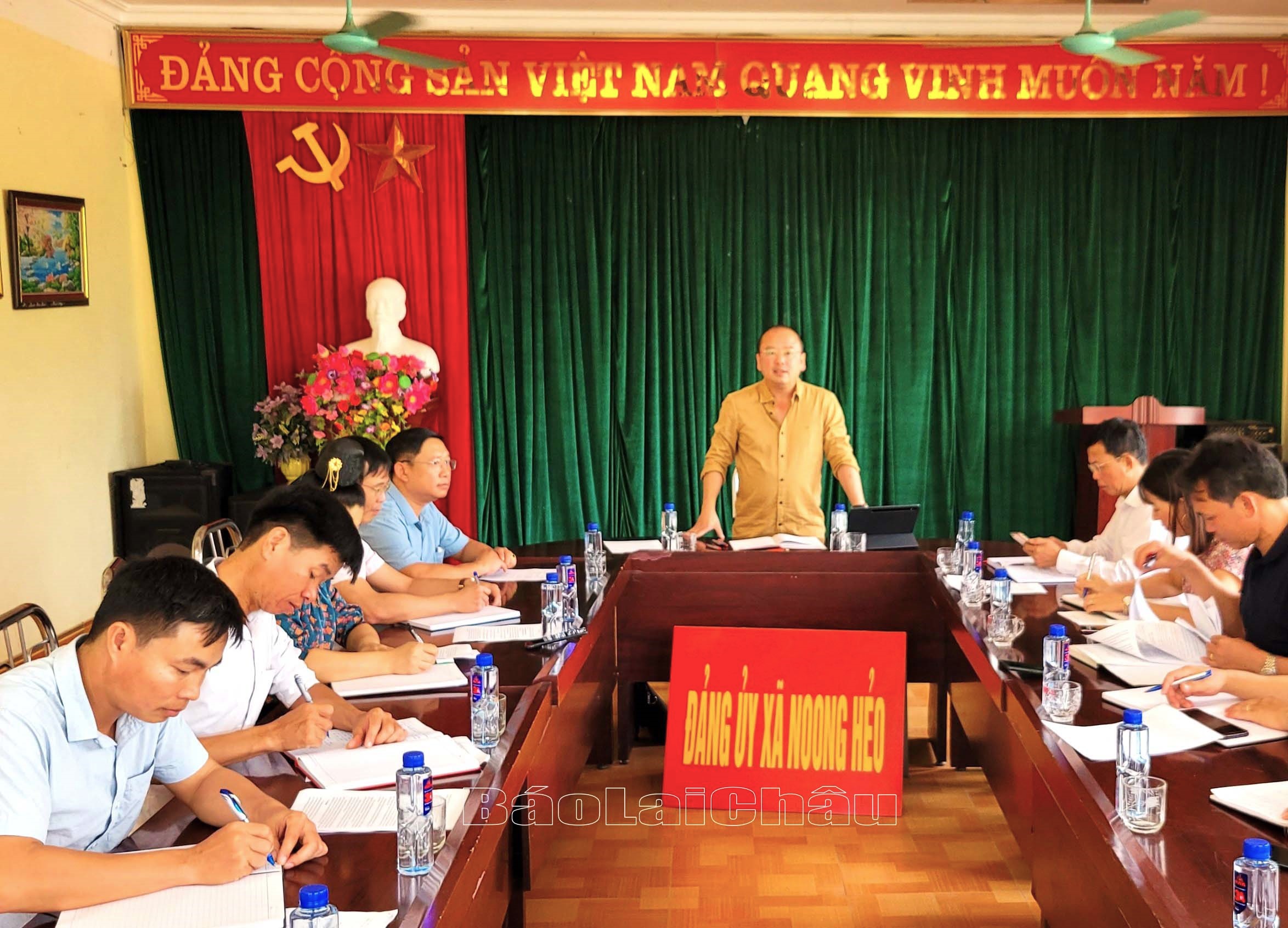 Đồng chí Vừ A Tiến cùng đoàn công tác làm việc với xã Noong Hẻo.