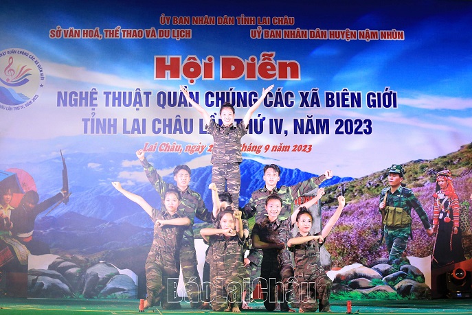 Nhảy dân vũ "tổ quốc gọi tên mình" của đoàn nghệ thuật xã Trung Chải, huyện Nậm Nhùn