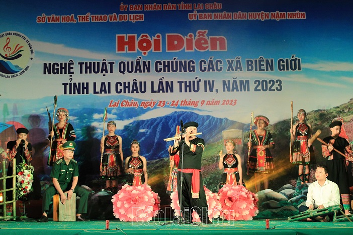 Tiết mục biểu diễn múa đoàn kết, kết hợp các loại nhạc cụ truyền thống của đoàn nghệ thuật xã Dào San, huyện Phong Thổ.