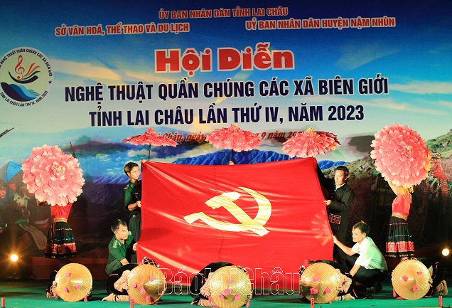 Tiết mục hát, múa "cờ Đảng sáng mãi vùng biên" của đoàn nghệ thuận xã Hua Bum, huyện Nậm Nhùn.