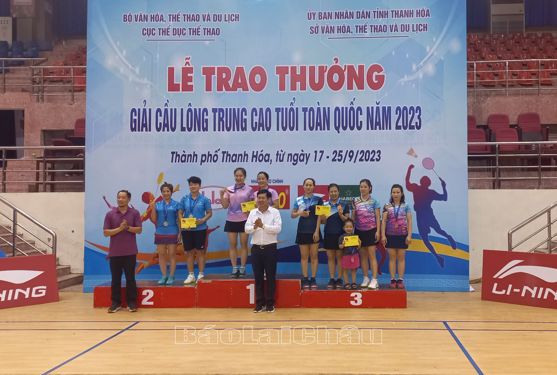 Ban Tổ chức trao giải cho các VĐV đạt giải đôi nữ nhóm tuổi 36-40. 2 VĐV nữ Lai Châu giành được huy chương đồng (đứng ngoài cùng bục thứ 3). 