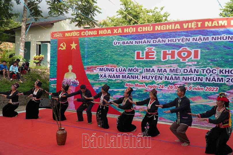 Tiết mục múa tăng bằng của đội văn nghệ bản Nậm Manh, xã Nậm Manh. Được biểu diễn tại lễ hội.