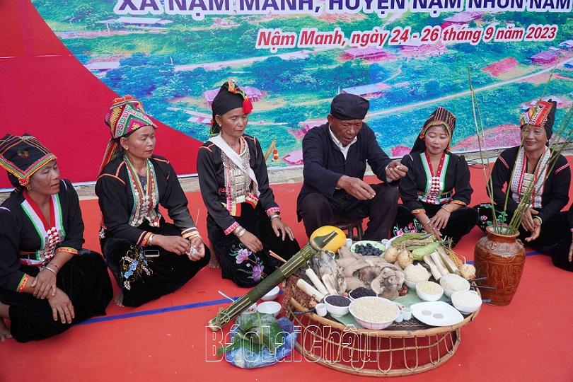 Thầy cúng và người dân bản Nậm Manh, xã Nậm Manh thực hiện nghi thức “ gọi hồn lúa” trong lễ hội.