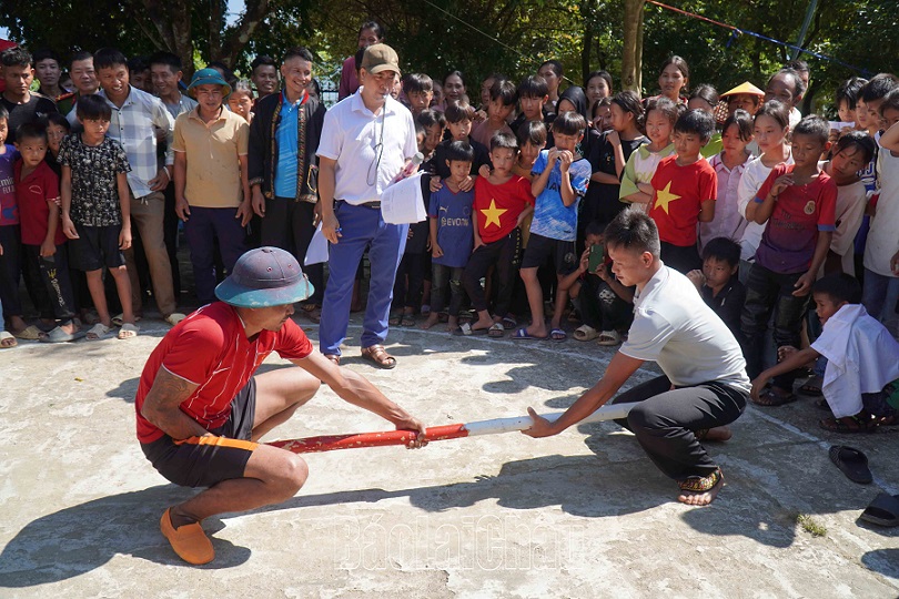 Người dân thi đấu thể thao trong lễ hội.