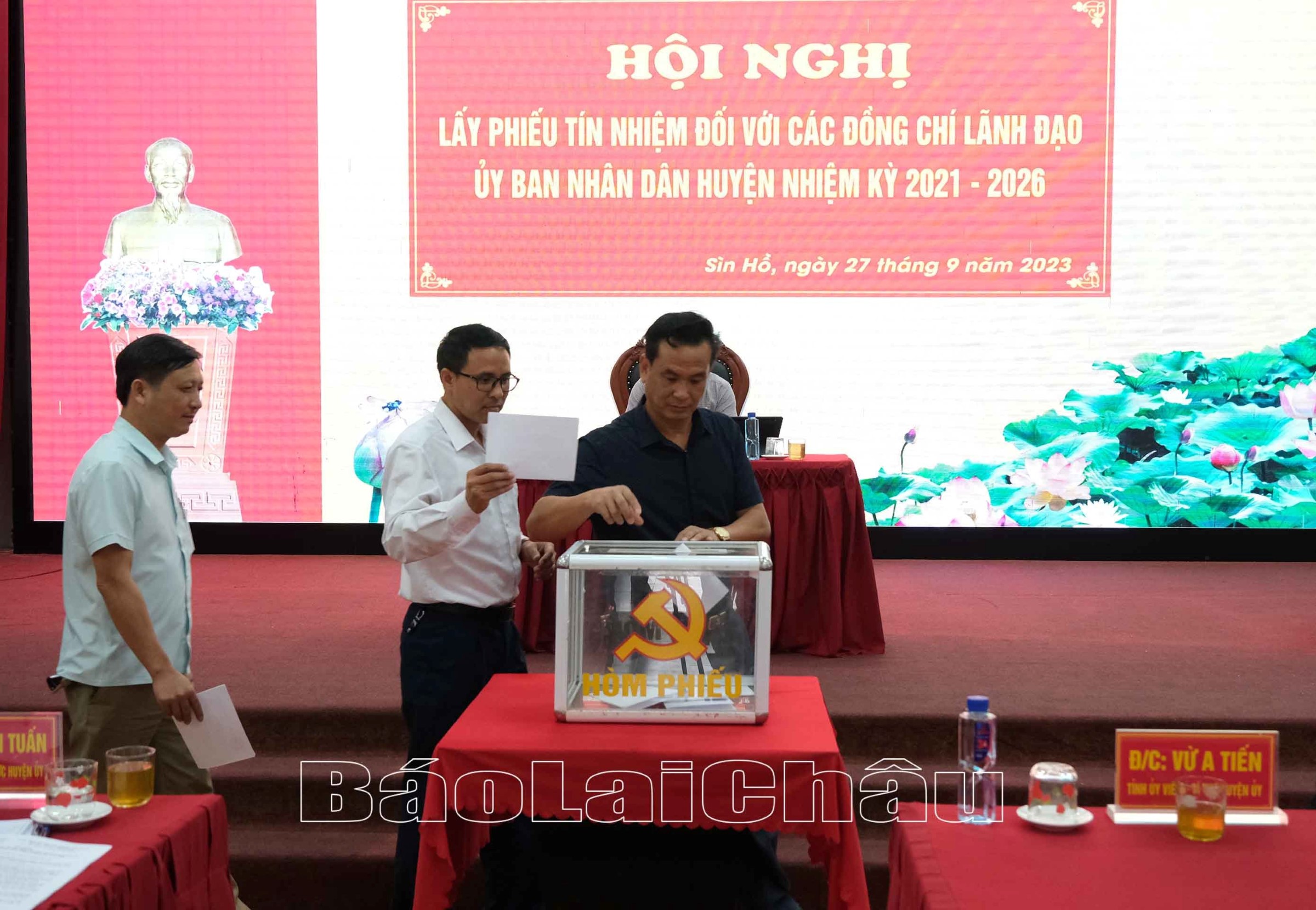 Đại diện lãnh đạo các Phòng ban của huyện bỏ phiếu tín nhiệm đối với lãnh đạo UBND huyện
