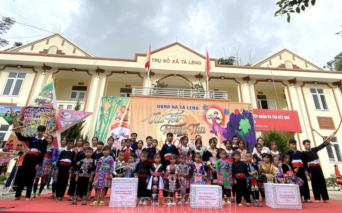Các em thiếu nhi xã Tả Lèng (huyện Tam Đường) nhận quà của đồng chí Giàng Páo Mỷ - Uỷ viên Trung ương Đảng, Bí thư Tỉnh uỷ, Chủ tịch HĐND, Trưởng đoàn Đại biểu quốc hội tỉnh.