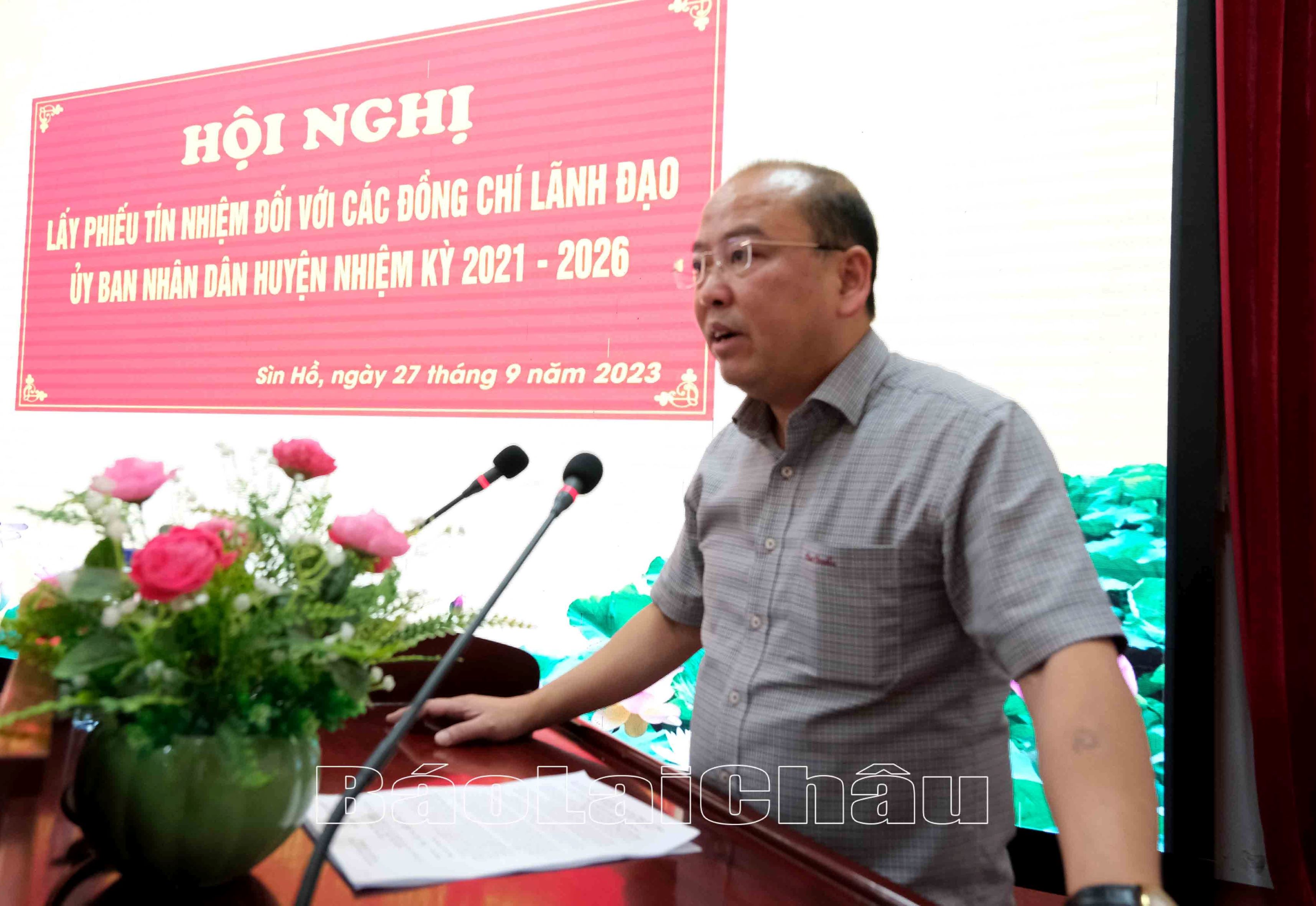 Đồng chí Vừ A Tiến, Tỉnh ủy viên, Bí thư Huyện ủy phát biểu tại hội nghị