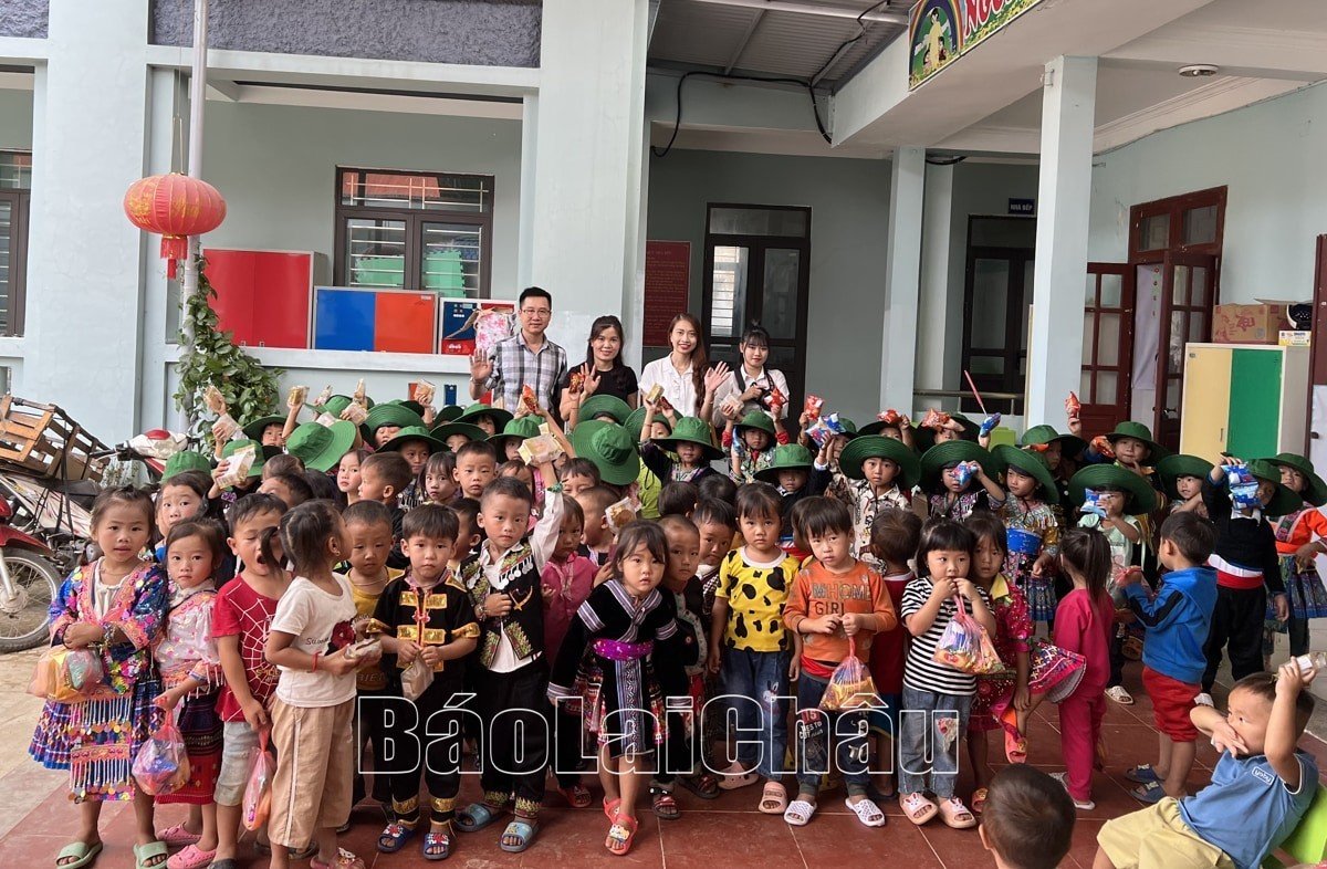 Công đoàn Báo Lai Châu tặng quà trung thu cho học sinh Trường mầm non Tả Lèng (huyện Tam Đường).