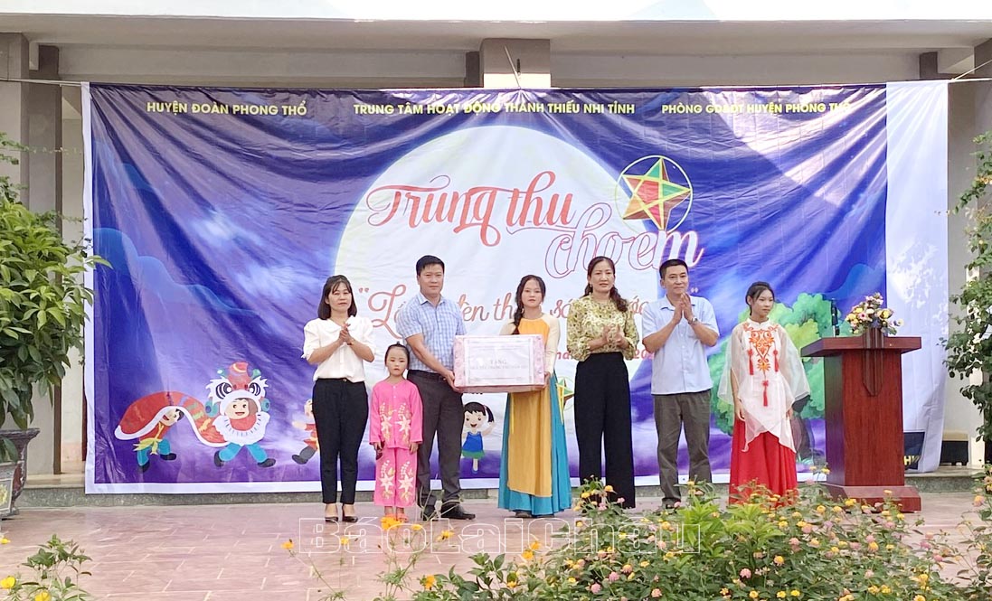 Đồng chí Mai Thị Hồng Sim - Phó Chủ tịch UBND huyện Phong Thổ tặng quà cho học sinh các trường trên địa bàn xã Vàng Ma Chải.