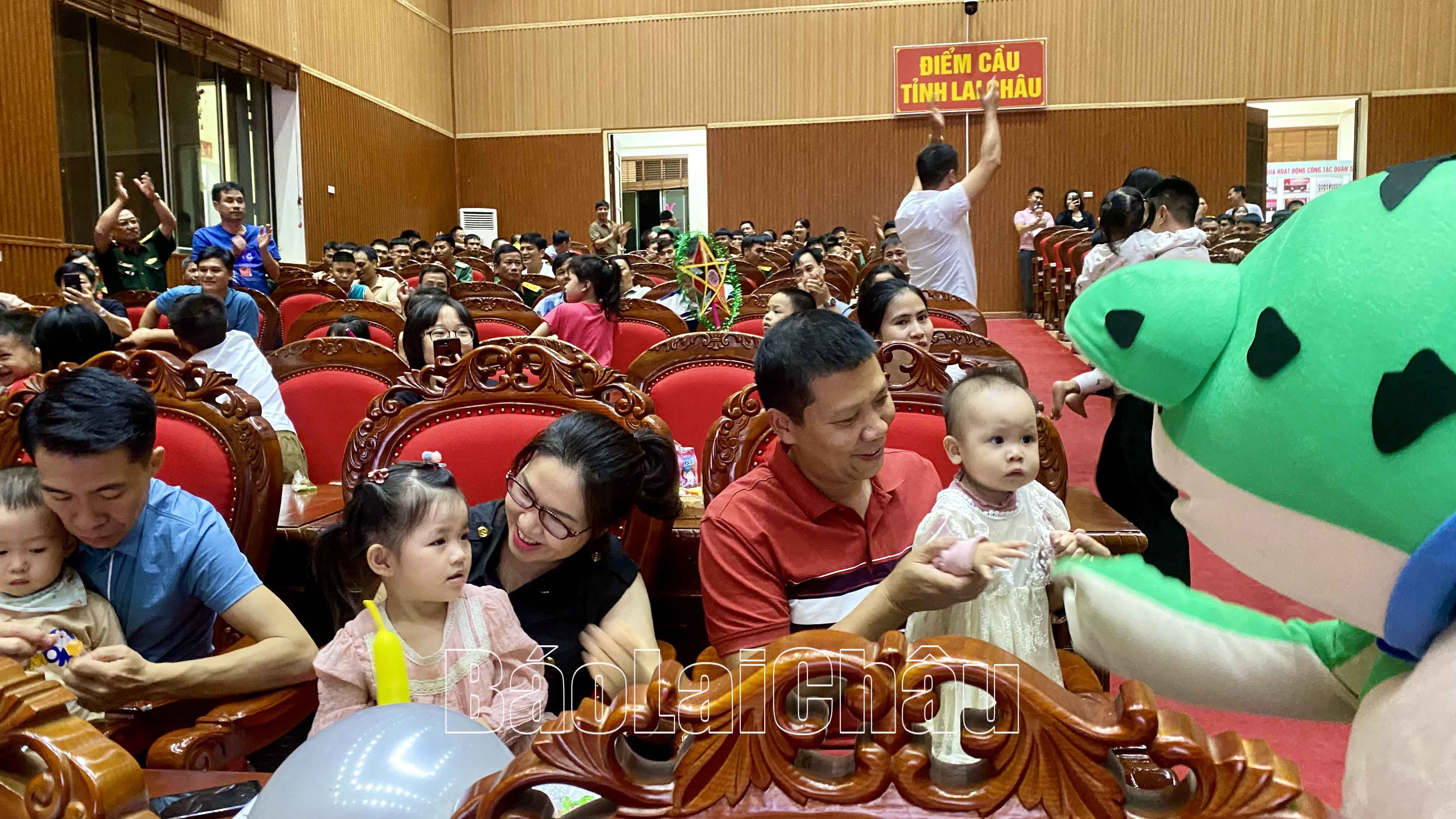 Các hoạt động tại đêm hội thu hút sự thích thú của các cháu thiếu niên nhi đồng.