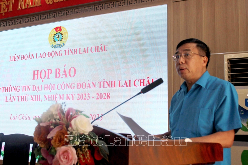 Đồng chí Hoàng Thọ Trung - Chủ tịch LĐLĐ tỉnh phát biểu khai mạc buổi họp báo.