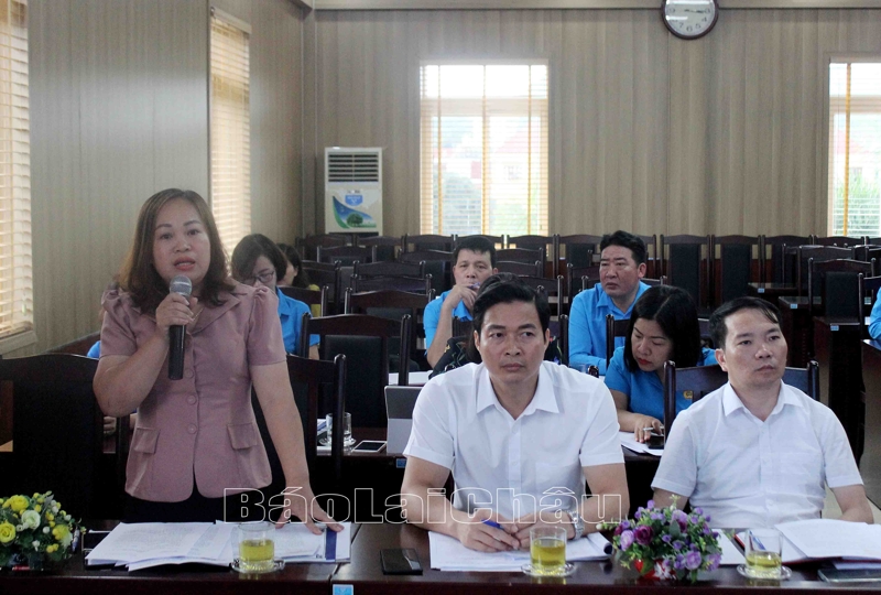 Đại diện lãnh đạo Báo Lai Châu phát biểu tại buổi họp báo. Đại biểu dự buổi họp báo.