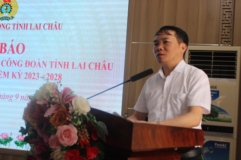 Đồng chí Lê Chí Công - Phó trưởng Ban Tuyên giáo Tỉnh uỷ phát biểu định hướng tuyên truyền tại buổi họp báo.