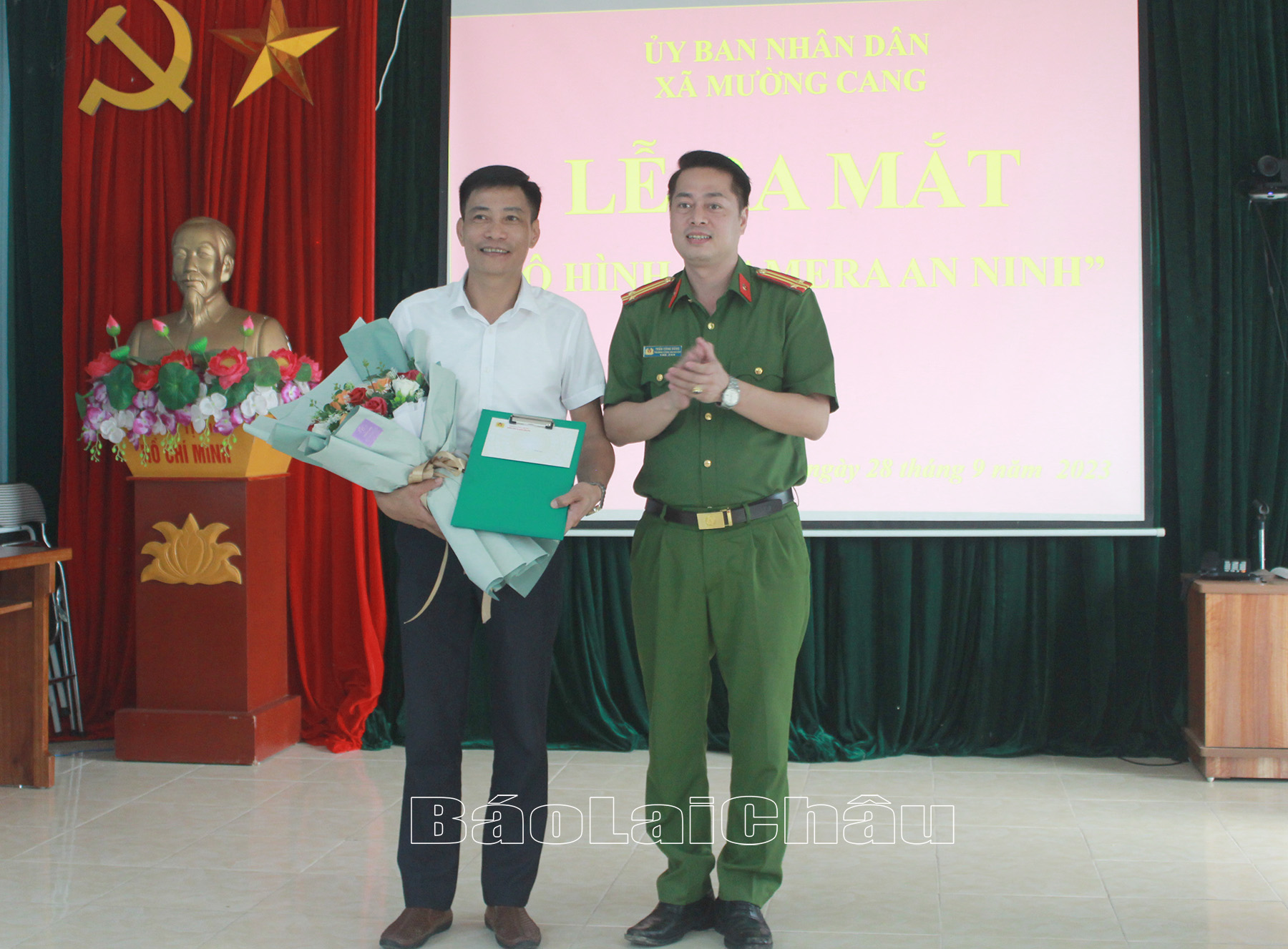 Trung tá Trần Công Dũng  - Trưởng Công an huyện Than Uyên chúc mừng Ban Chỉ đạo mô hình “Camera an ninh”. 