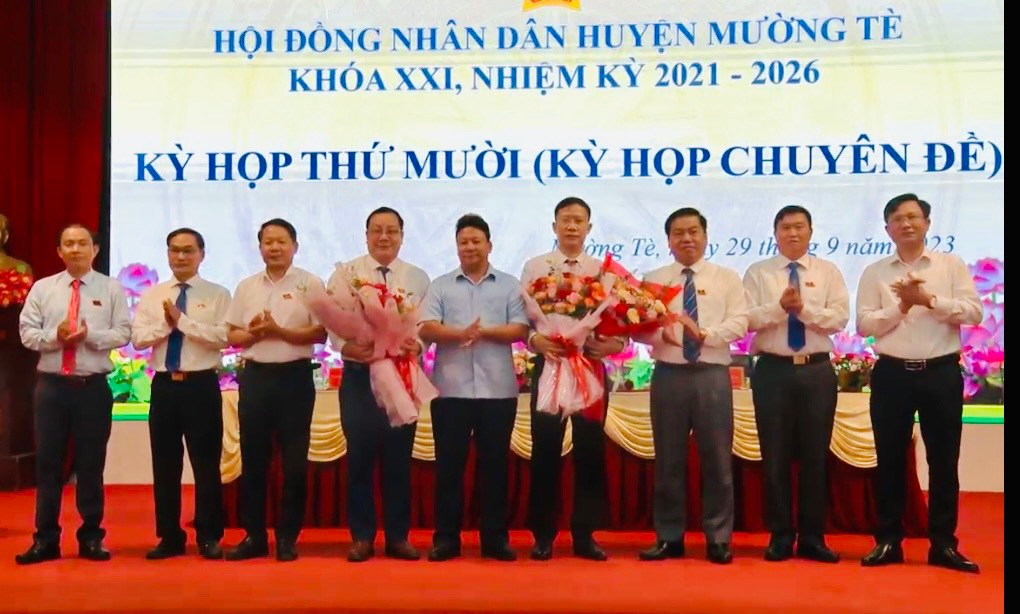 Thường trực Huyện uỷ, HĐND, UBND,  Uỷ Ban Mặt trận Tổ quốc Việt Nam huyện tặng hoa chúc mừnng tân Phó Chủ tịch UBND huyện, Trưởng Ban Dân tộc HĐND huyện khóa XXI, nhiệm kỳ 2021-2026.