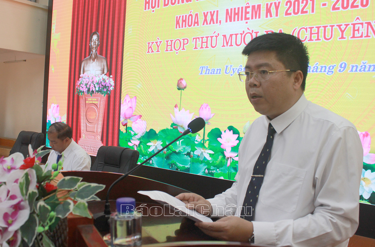 Đồng chí Lò Văn Hương - Tỉnh ủy viên, Bí thư Huyện ủy, Chủ tịch HĐND huyện phát biểu bế mạc kỳ họp. 