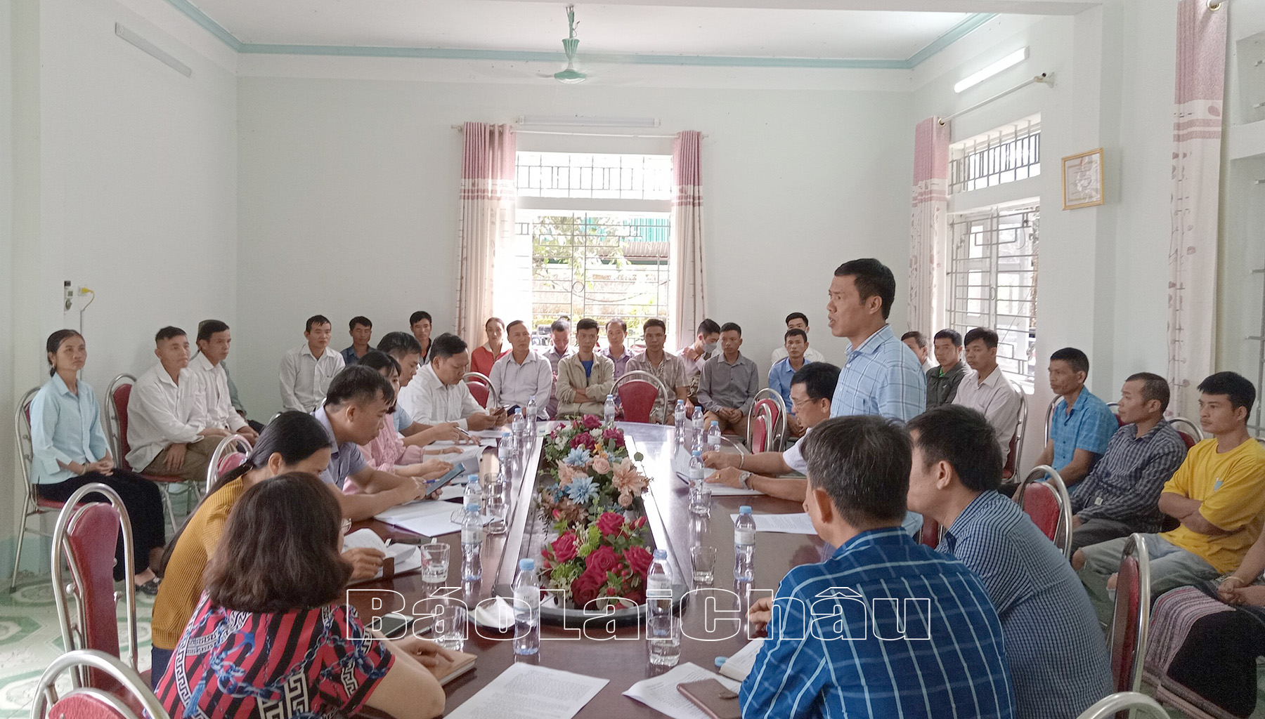 Các đại biểu tham dự Hội thảo đầu bờ mô hình thâm canh cây chè theo hướng hữu cơ, liên kết chuỗi giá trị tại một số tỉnh phía Bắc.