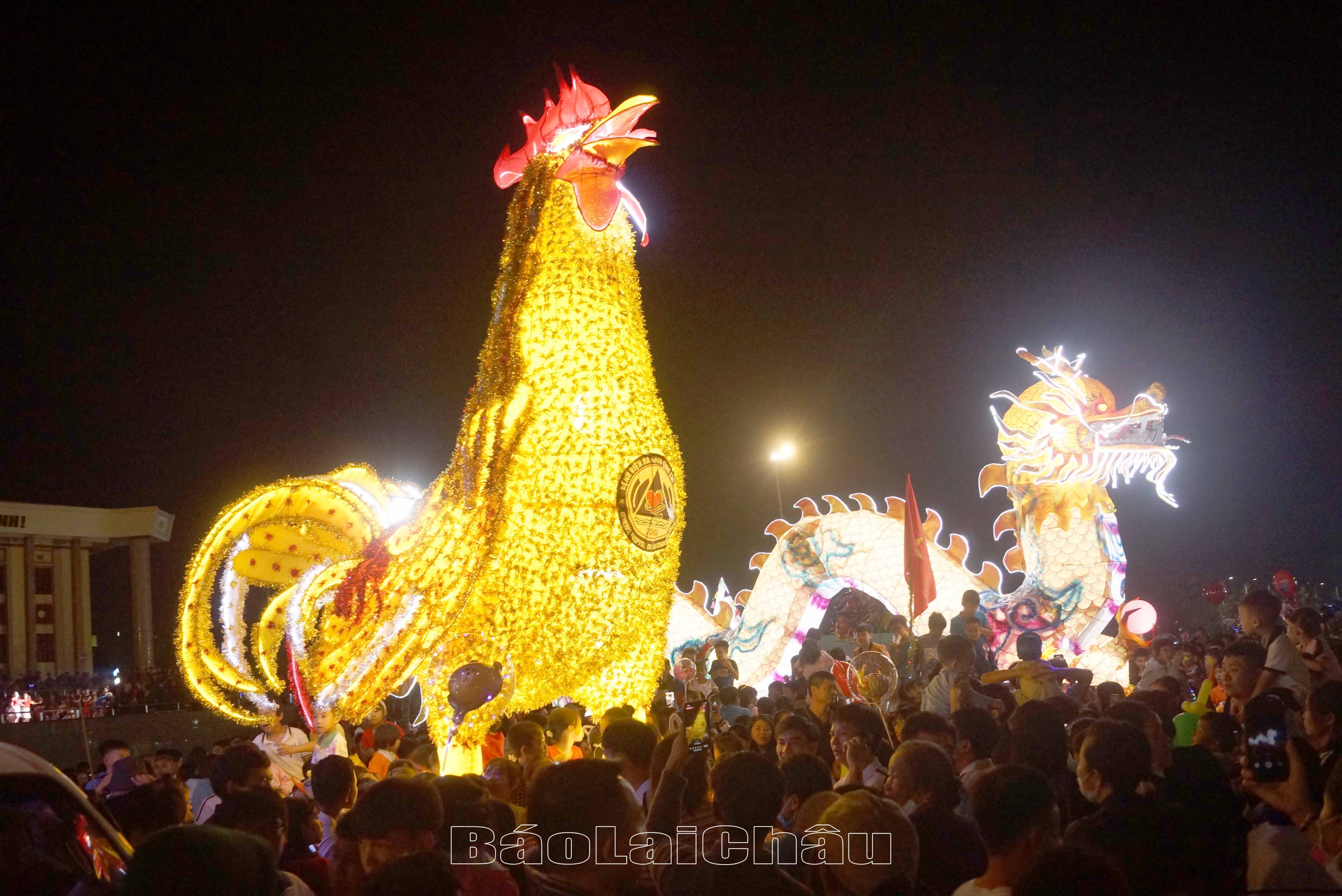 và tập trung tại Quảng trường Nhân dân tỉnh để các em thiếu niên, nhi đồng, Nhân dân thưởng thức, vui Tết trung thu. 