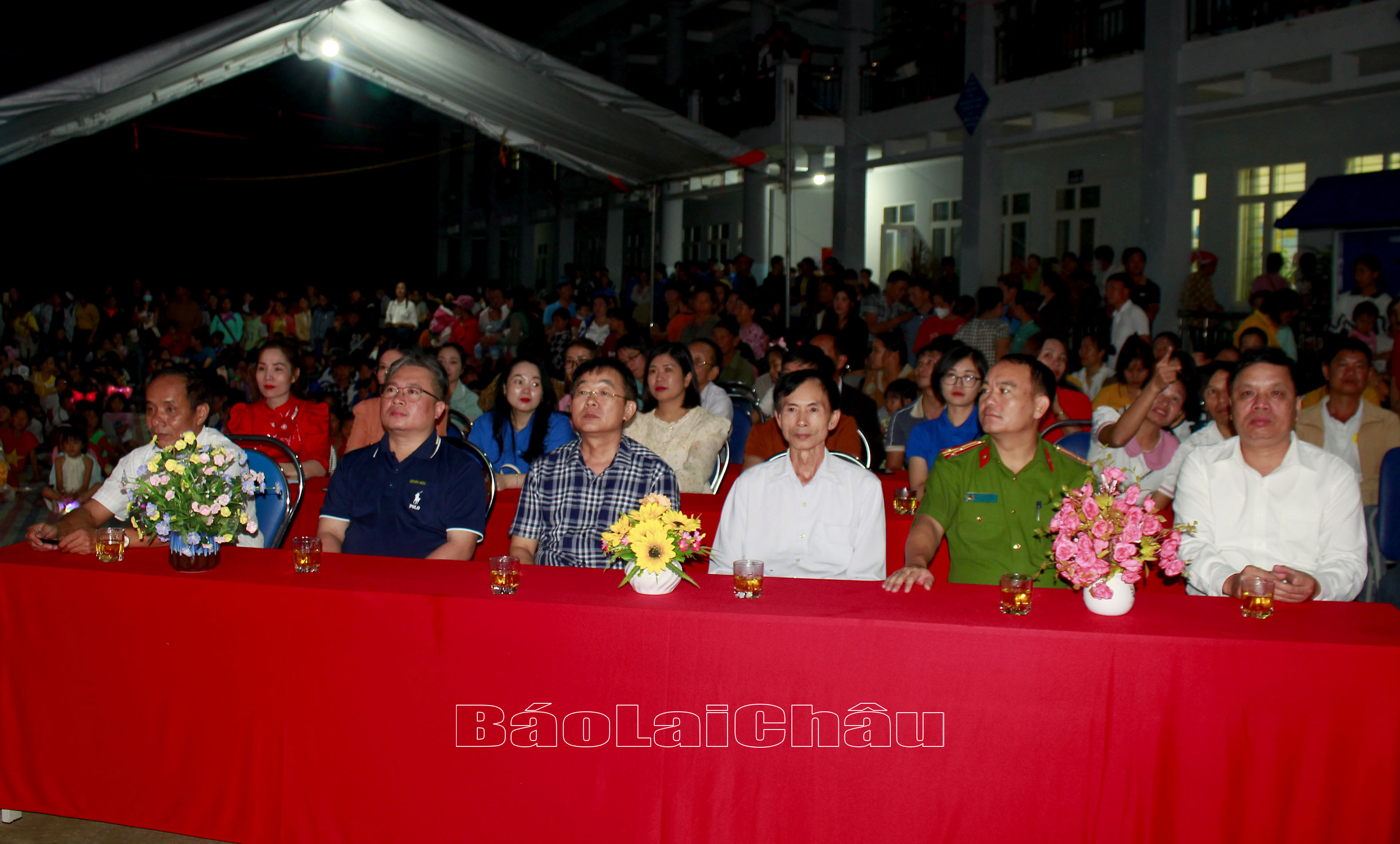 Các đại biểu dự chương trình Vui hội trăng rằm xã Sơn Bình. 