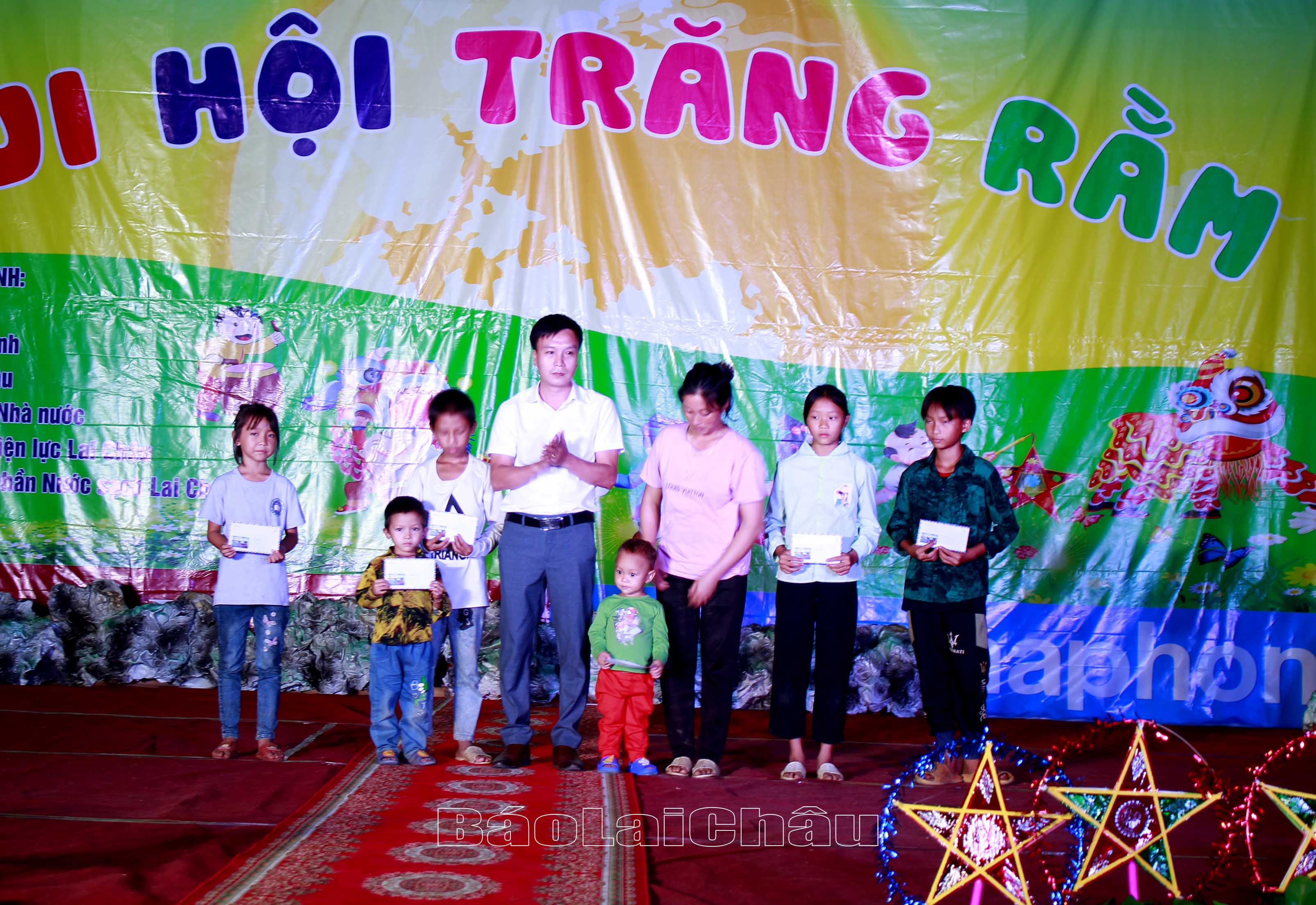 Lãnh đạo UBND xã Sơn Bình tặng quà cho 6 học sinh có hoàn cảnh khó khăn. 