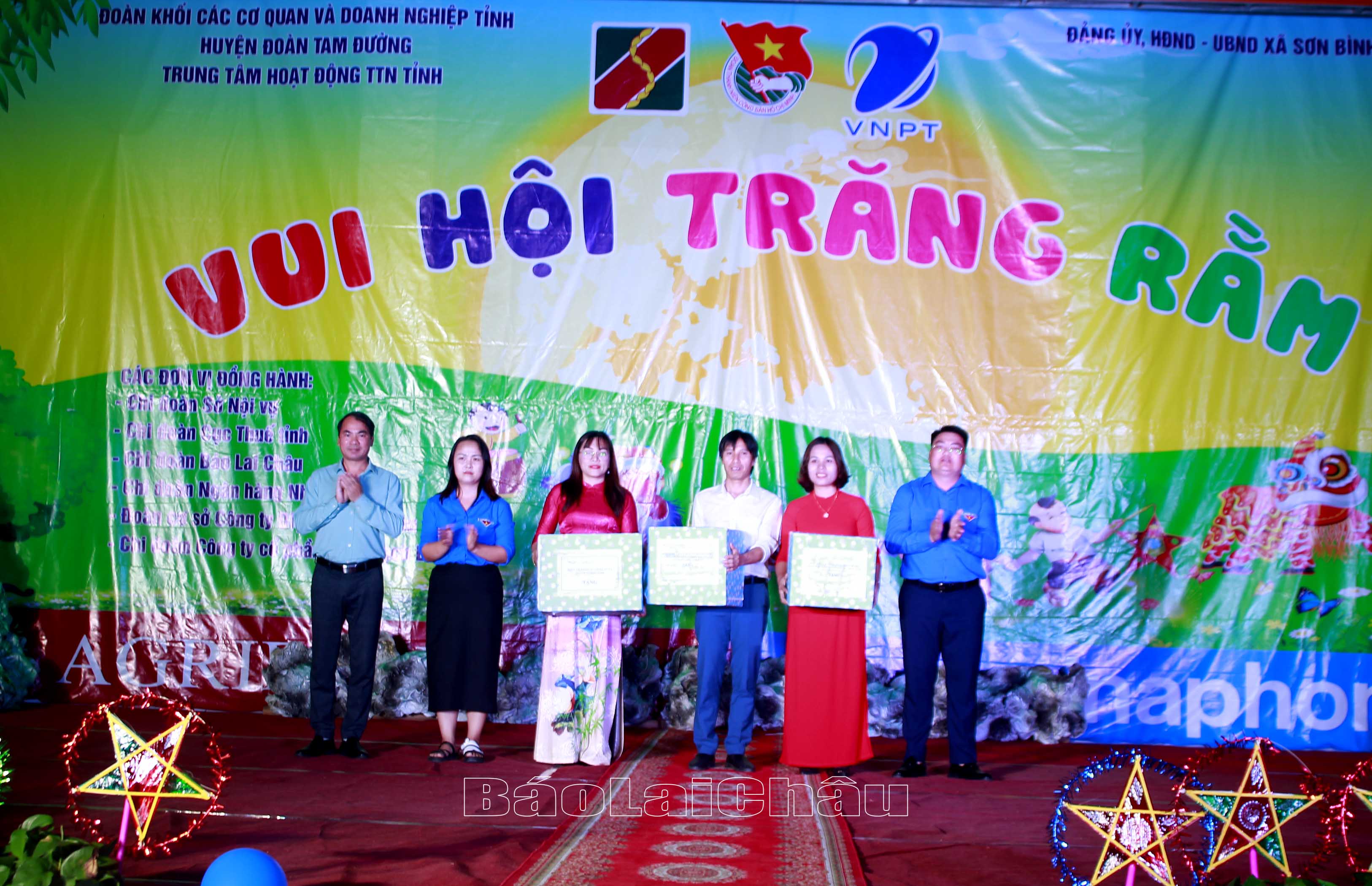 Ban tổ chức chương trình “Vui hội trăng rằm” tặng qua cho 2 đơn vị trường học xã Sơn Bình. 
