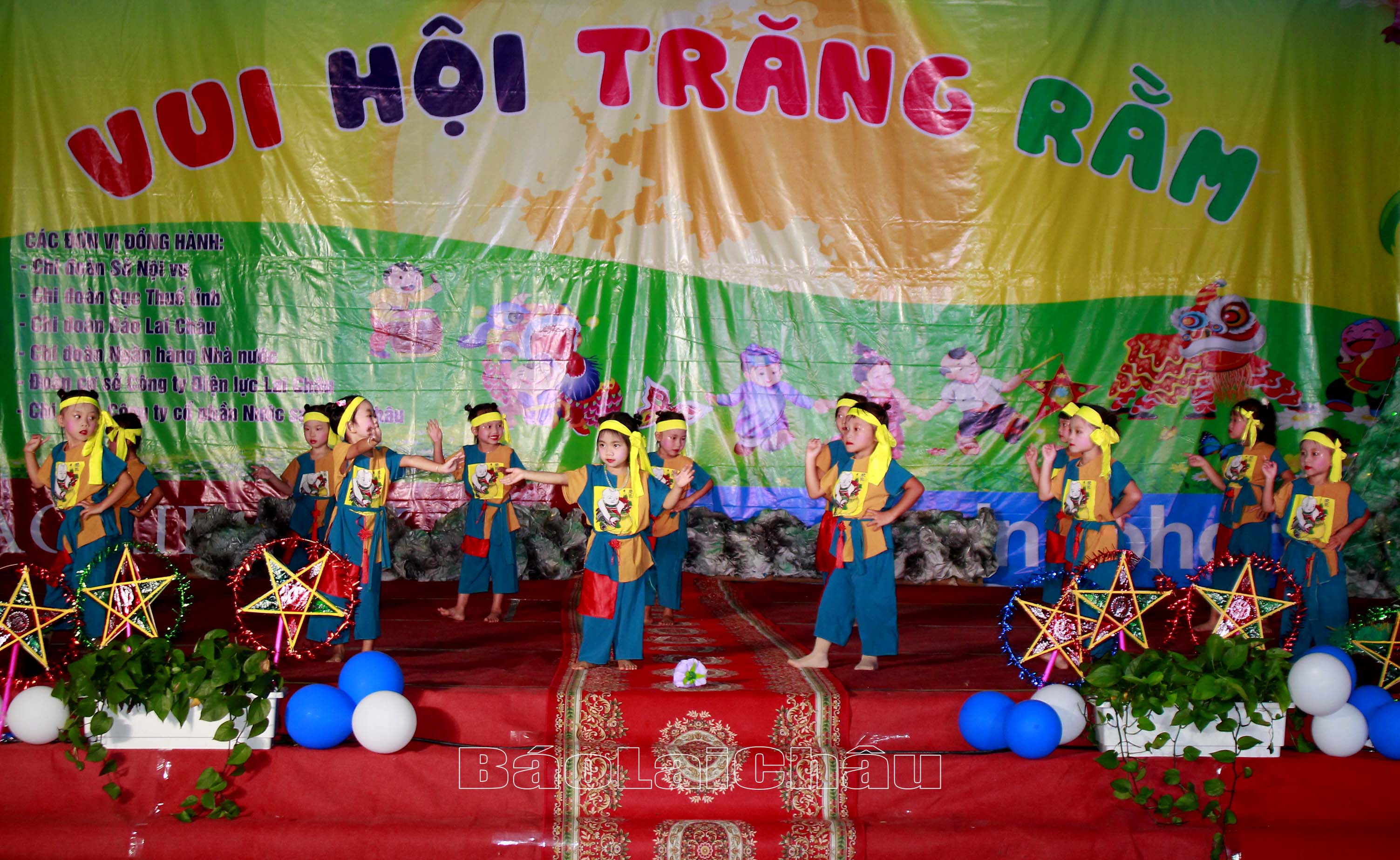 Tiết mục múa “Chú cuội chơi trăng” do các em học sinh trường Mầm non xã Sơn Bình biểu diễn.  