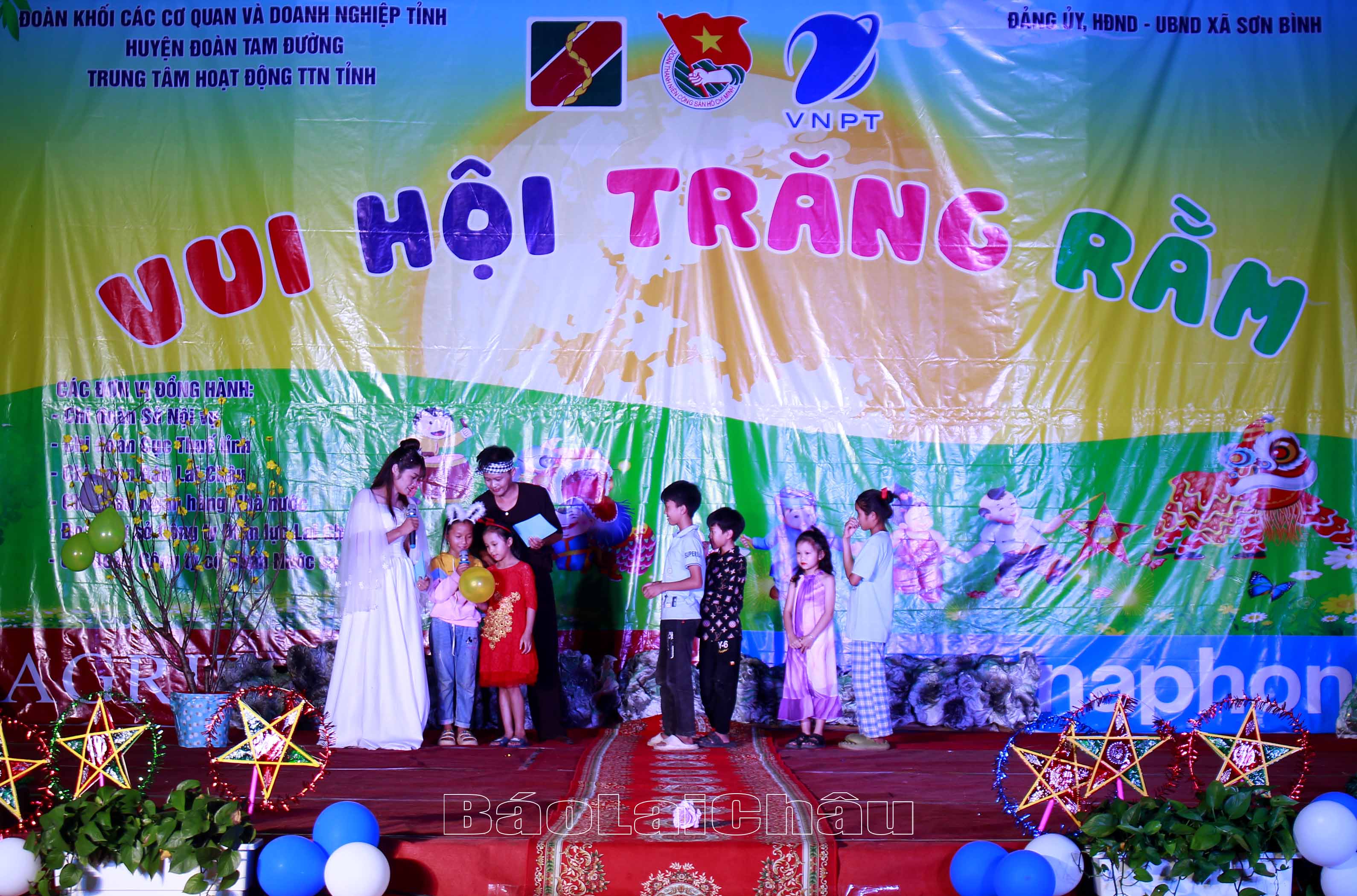 Các em học sinh xã Sơn Bình tham gia trò chơi giải câu đố. 