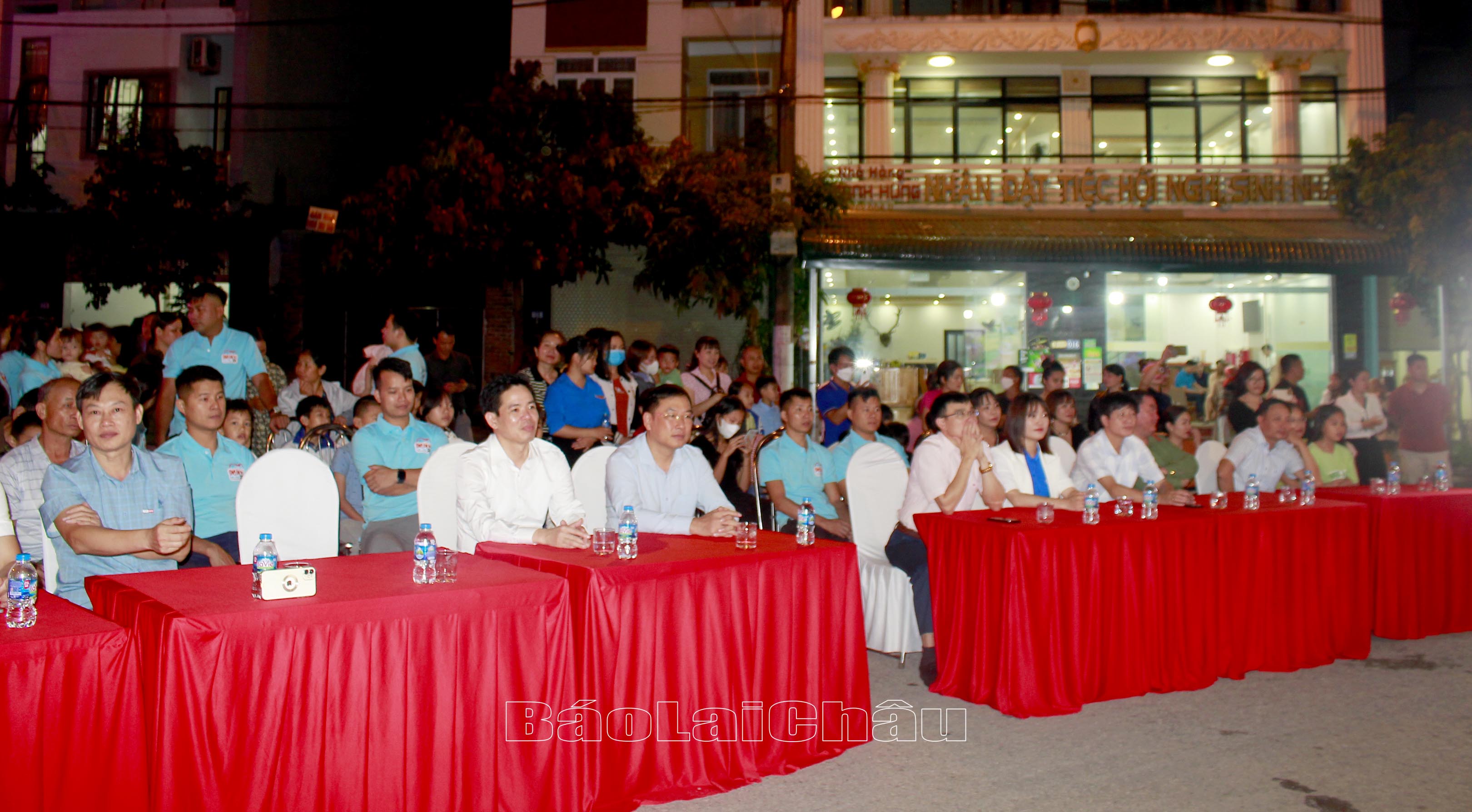Các đại biểu dự Chương trình “Đêm hội trăng rằm” thành phố Lai Châu năm 2023. 