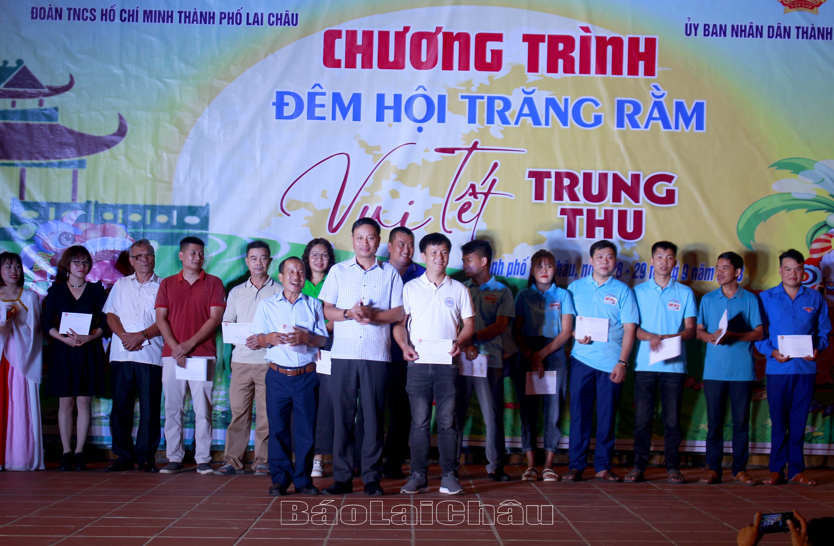 Đồng chí Trần Đình Tiến - Phó Chủ tịch UBND thành phố Lai Châu trao giải nhất, nhì cho các đội thi tham gia cuộc thi "Lồng đèn thắp sáng ước mơ" năm 2023. 