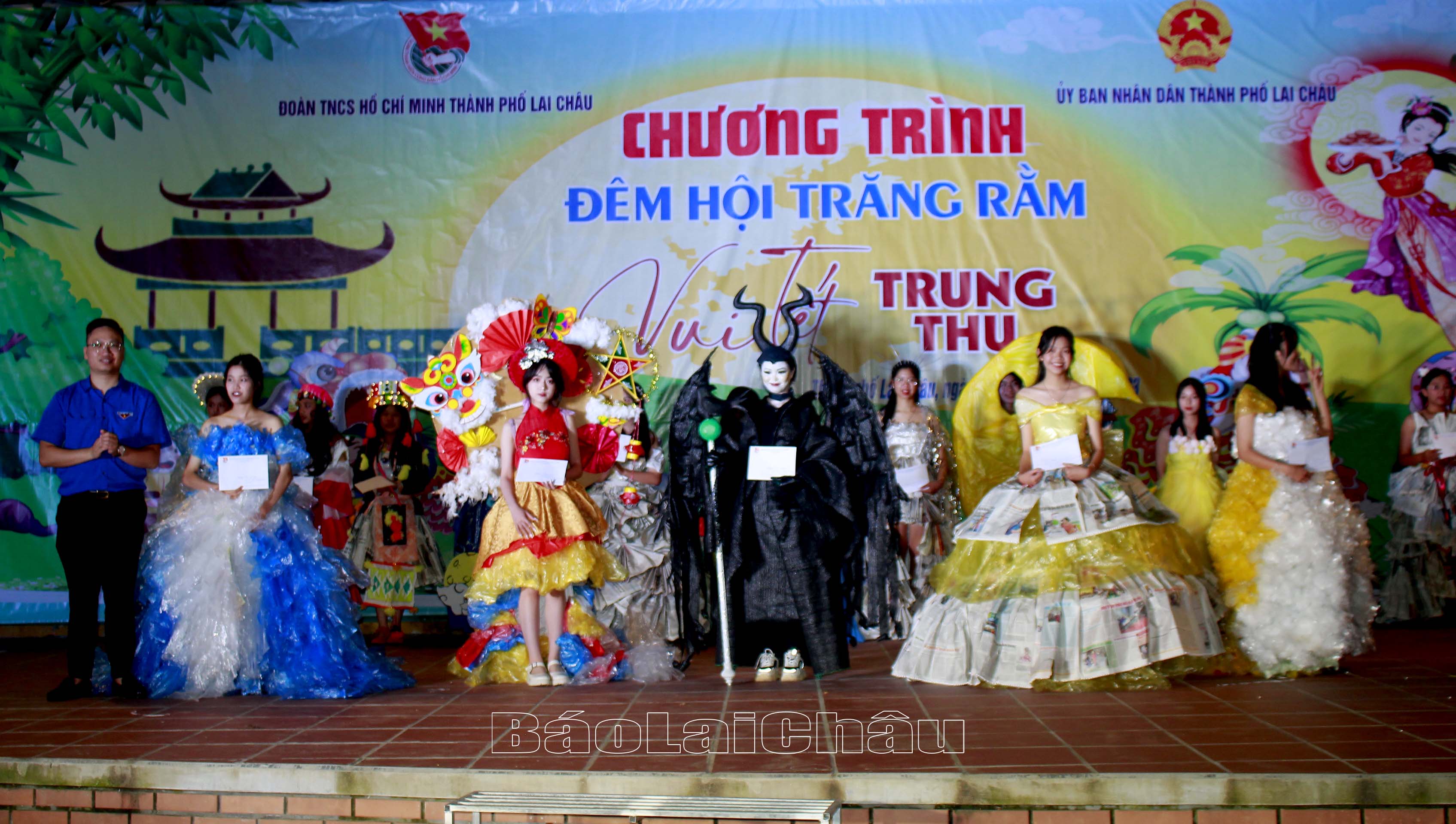 Lãnh đạo Thành đoàn Lai Châu trao các giải nhất, nhì, ba cho các tác phẩm dự thi hoá trang. 