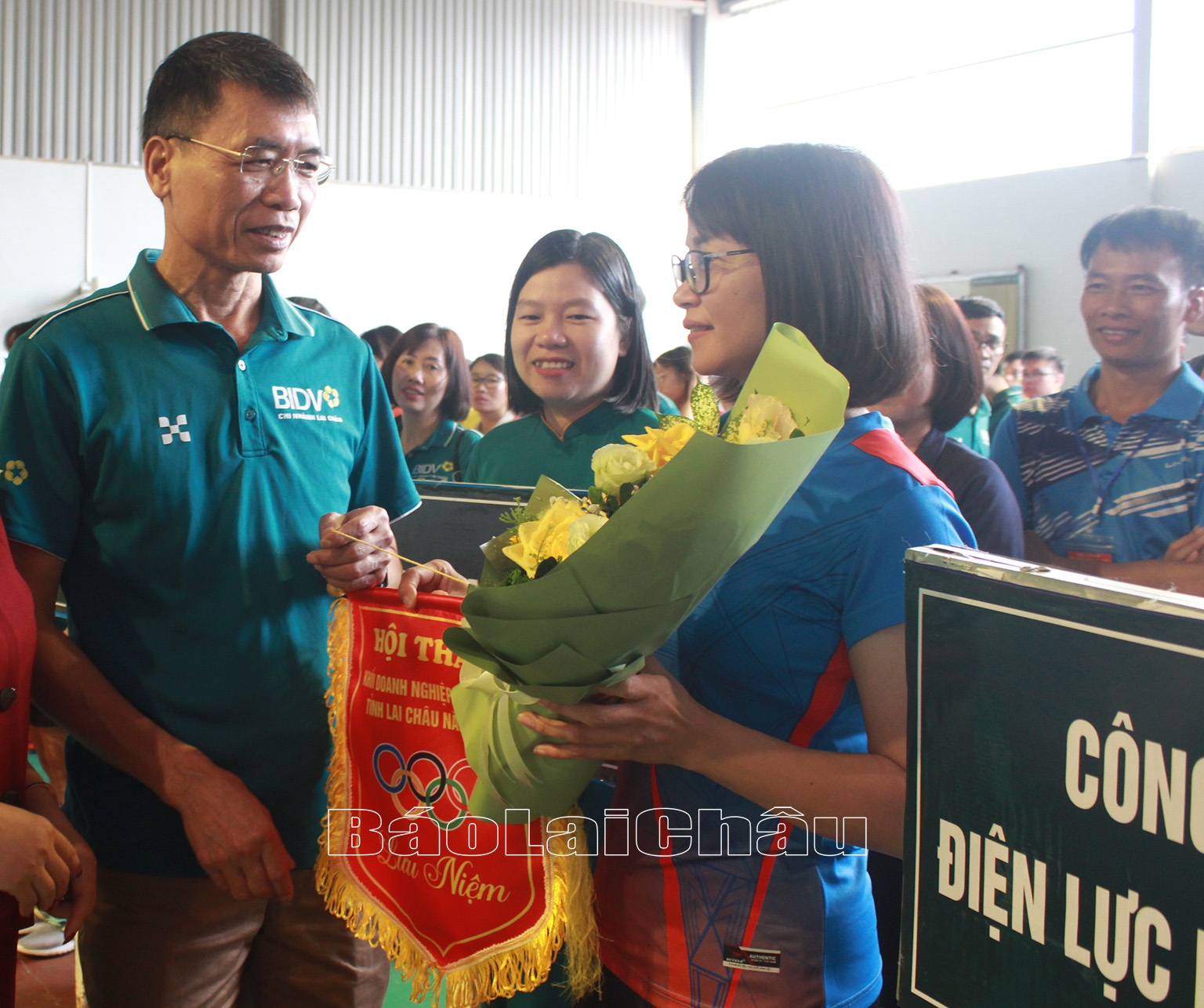 Ông Phạm Khắc Tích - Giám đốc Ngân hàng Thương mại cổ phần và Phát triển Việt Nam, chi nhánh Lai Châu, Trưởng ban tổ chức hội thao trao hoa, cờ lưu niệm cho các đội tham gia.